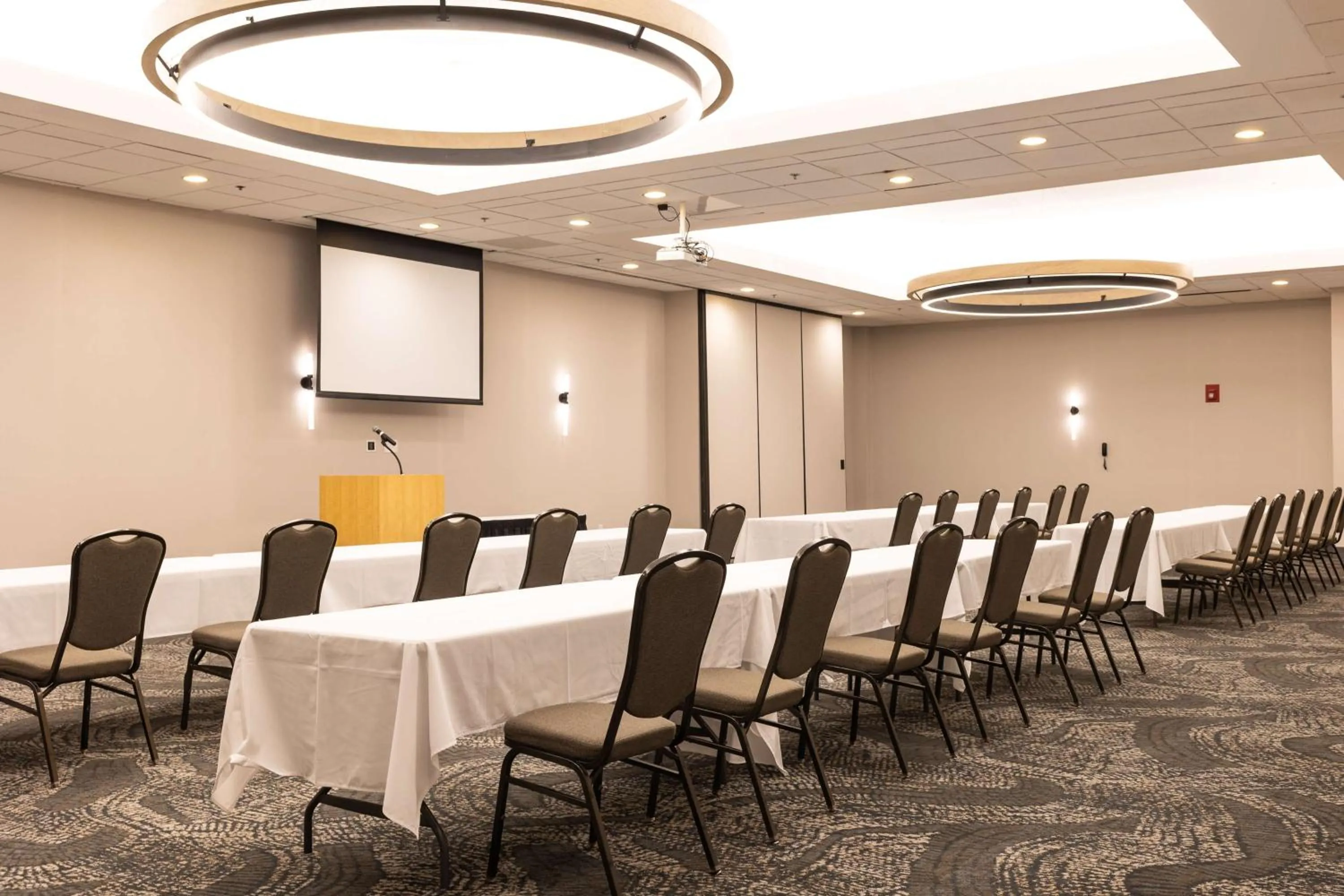 Meeting/conference room in DoubleTree by Hilton Austin, MN