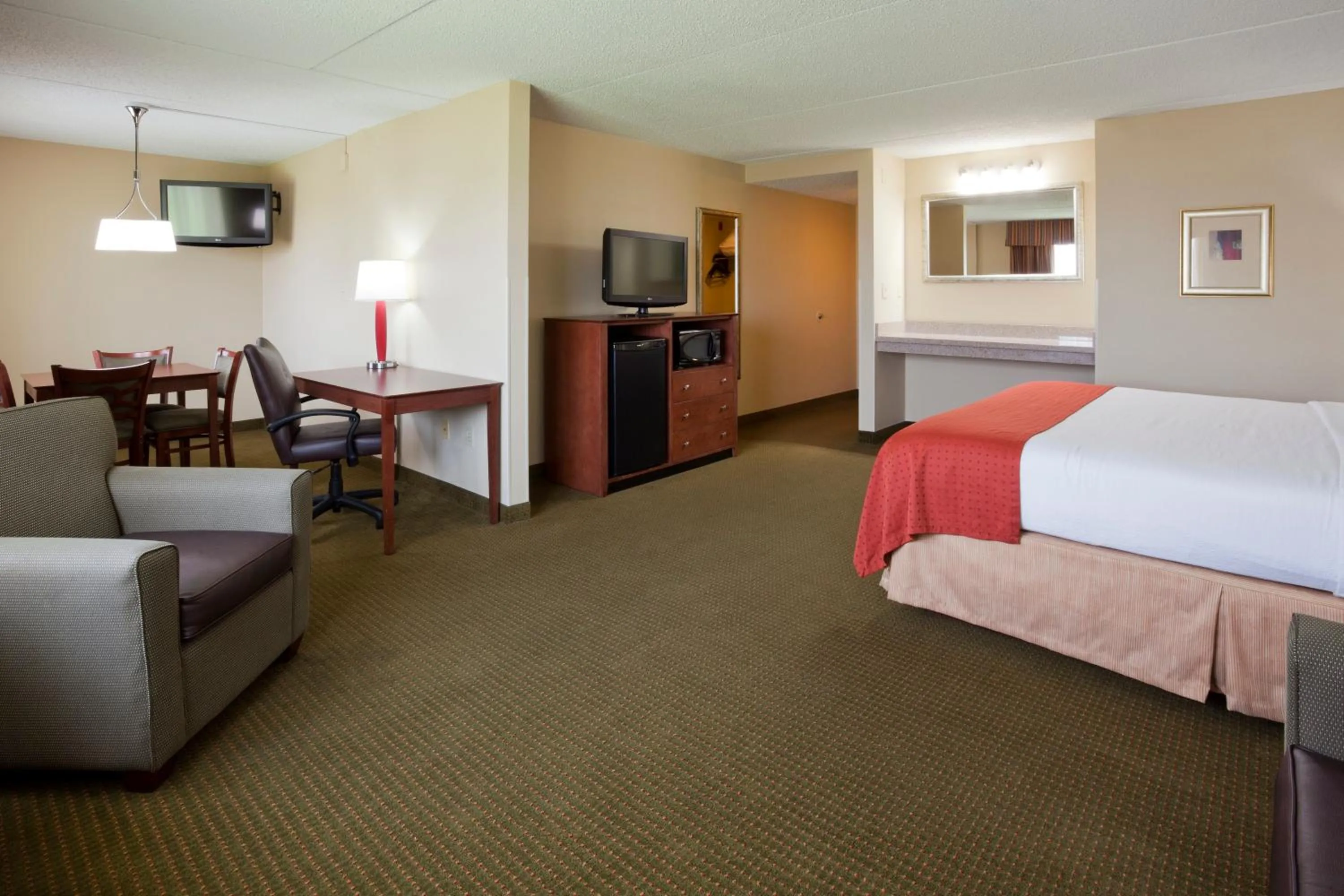 Photo of the whole room, Bed in DoubleTree by Hilton Austin, MN