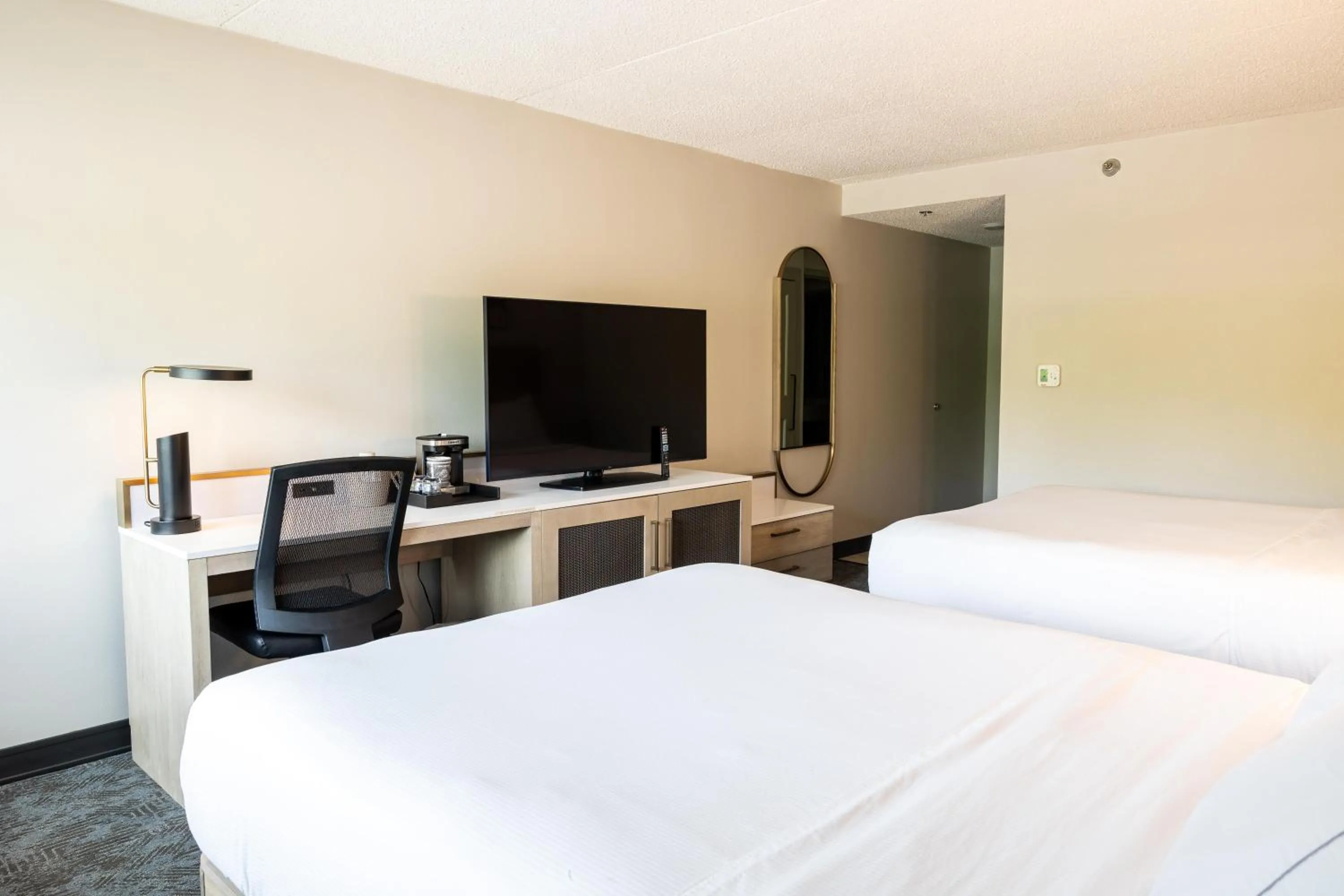 Bedroom, Bed in DoubleTree by Hilton Austin, MN