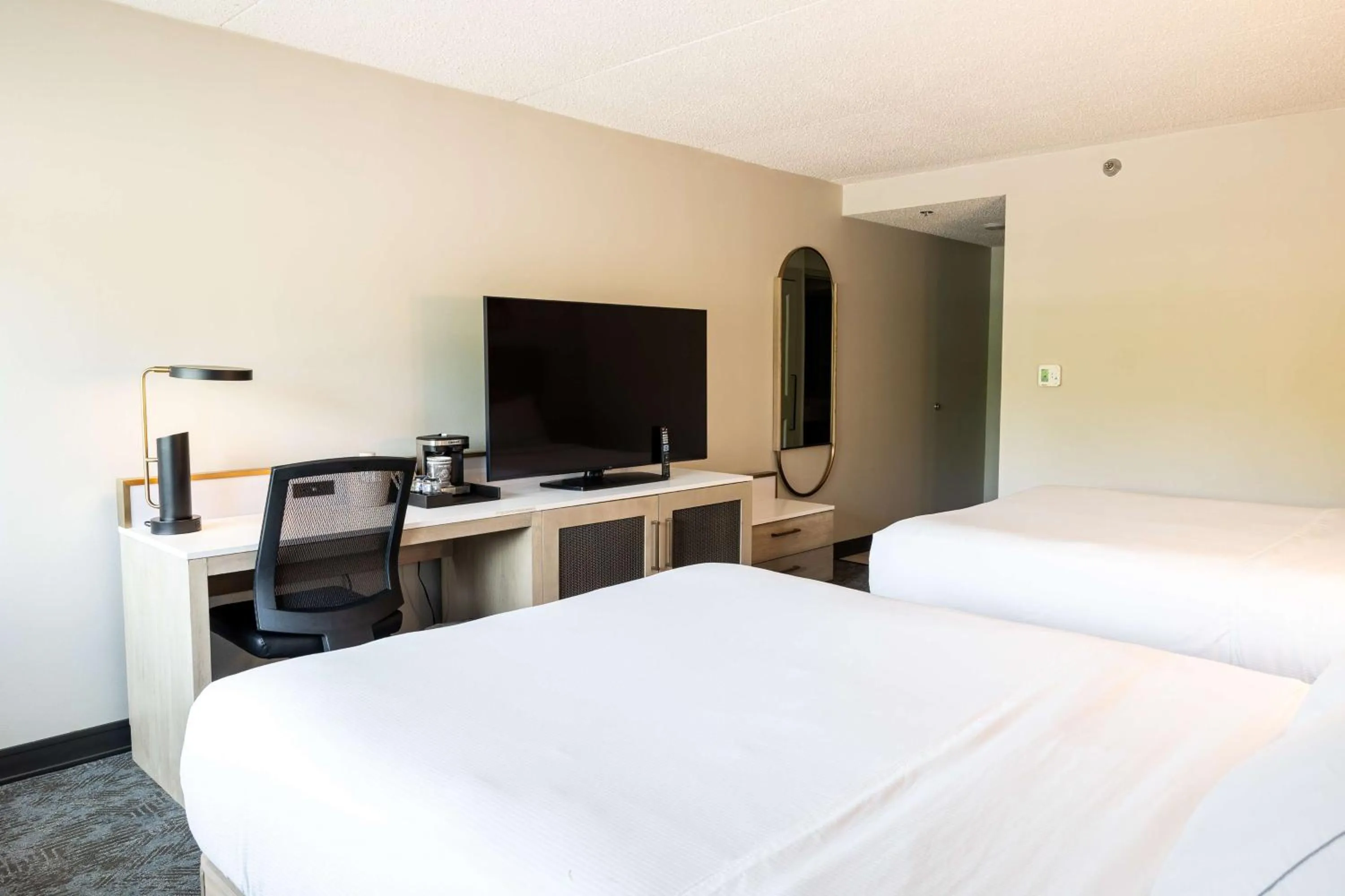 Bedroom, Bed in DoubleTree by Hilton Austin, MN