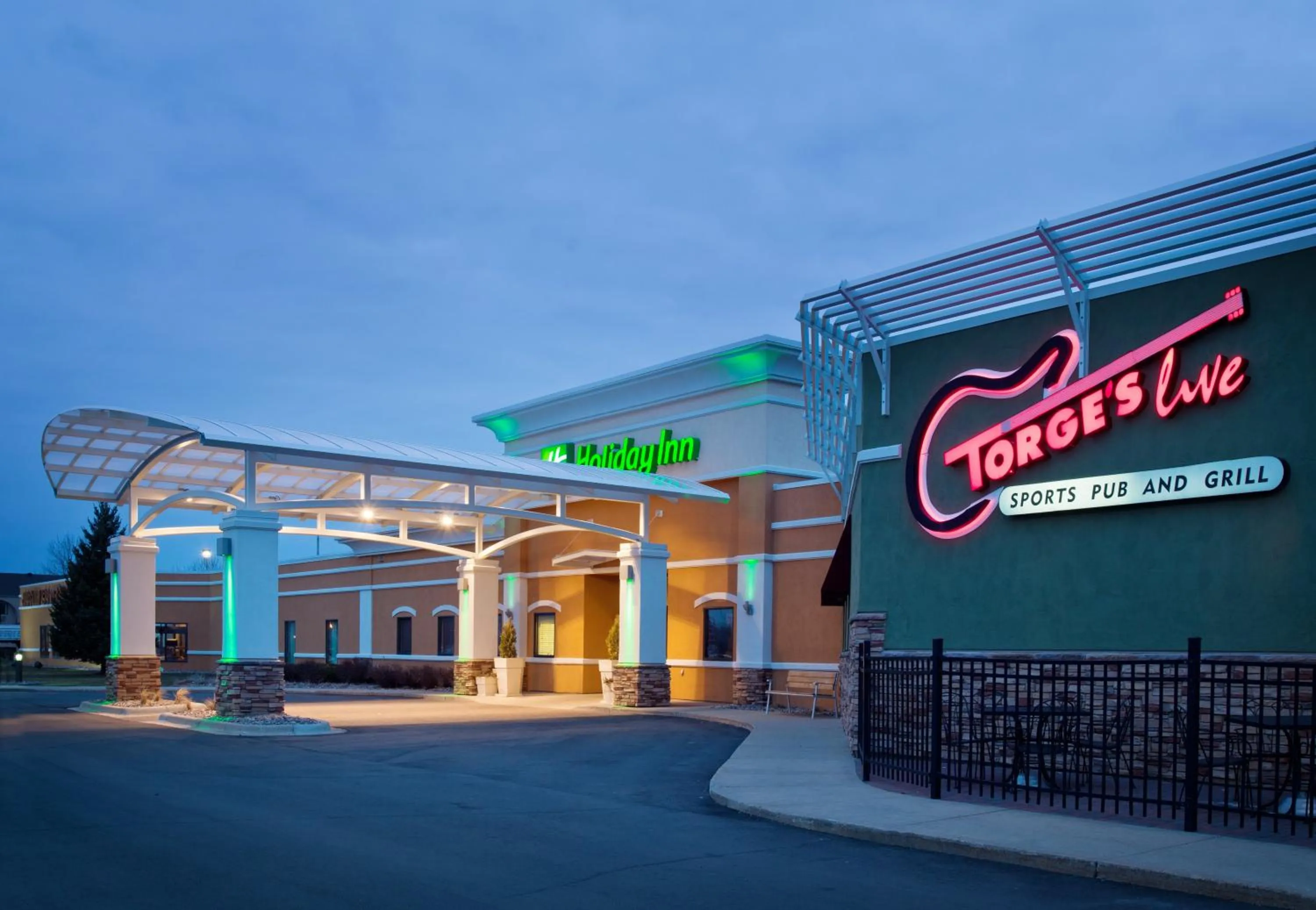 Property building in DoubleTree by Hilton Austin, MN