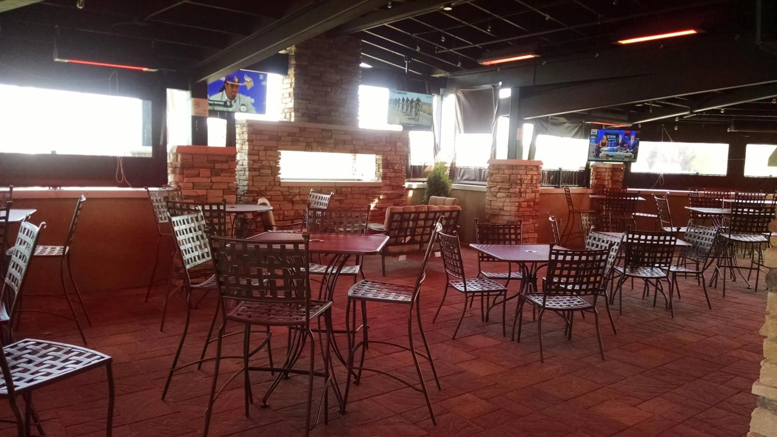 Lounge or bar in DoubleTree by Hilton Austin, MN