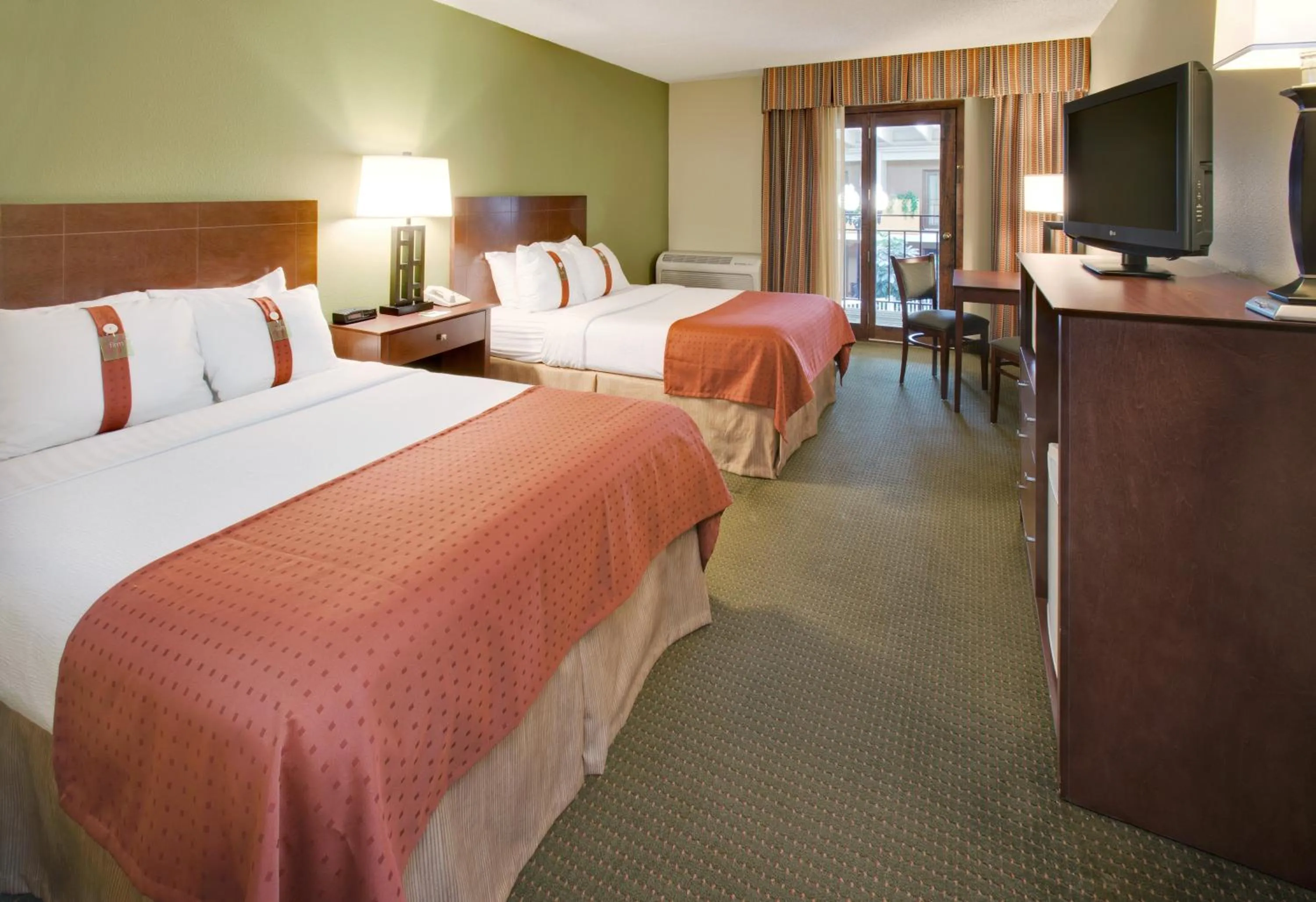 Photo of the whole room, Bed in DoubleTree by Hilton Austin, MN