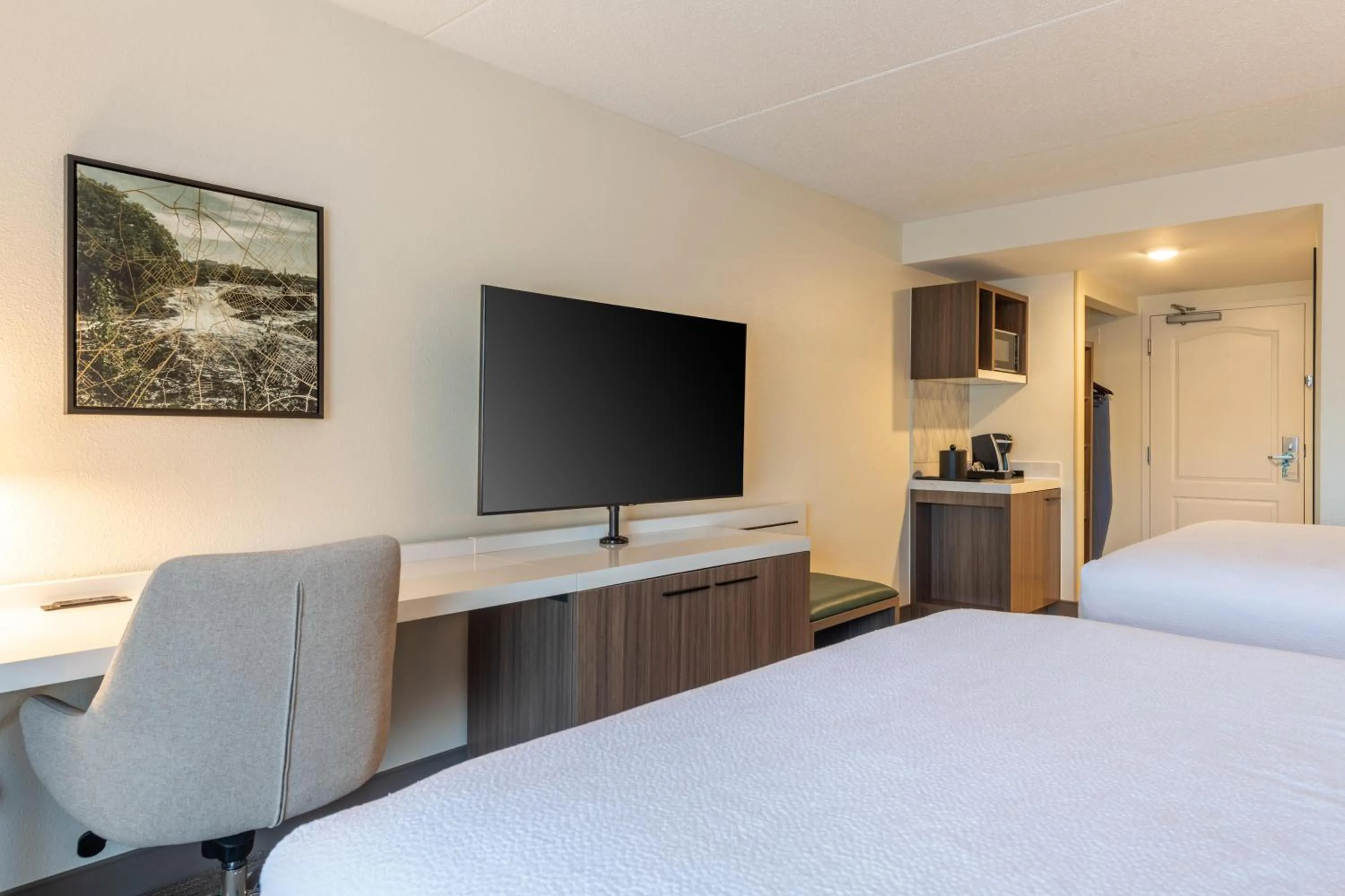 Bed in Hilton Garden Inn Auburn Riverwatch