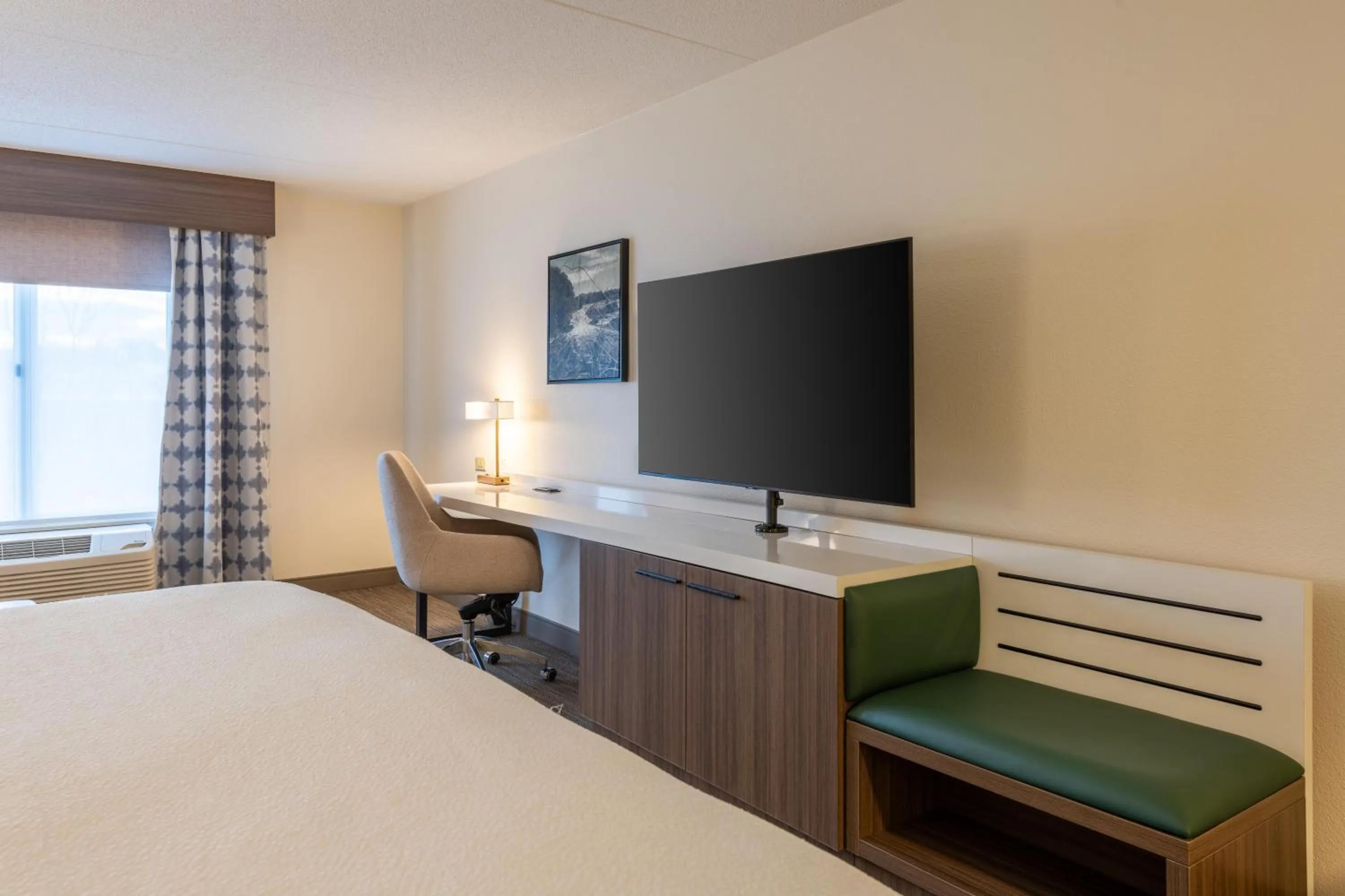 Bed in Hilton Garden Inn Auburn Riverwatch