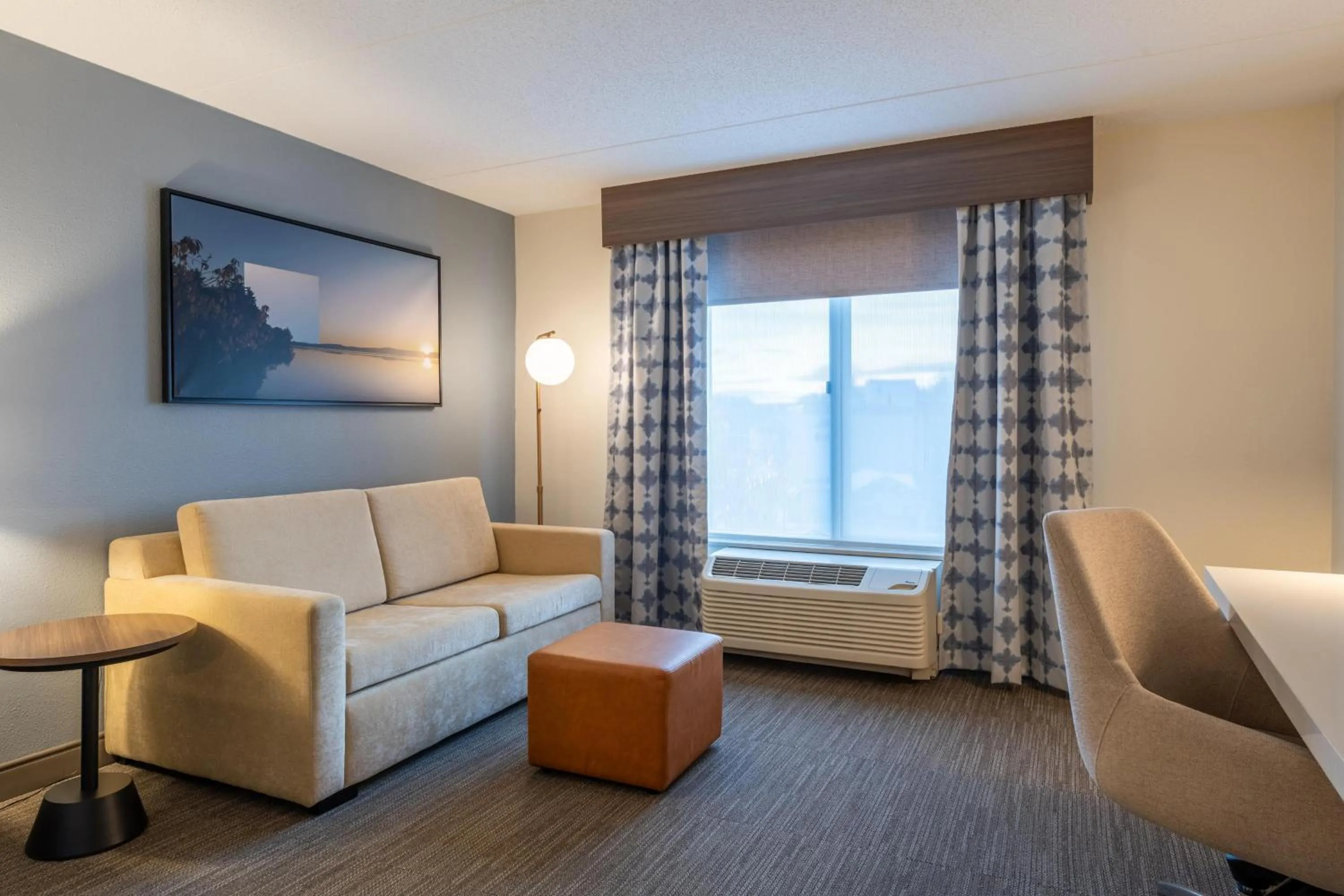 Living room, Bed in Hilton Garden Inn Auburn Riverwatch