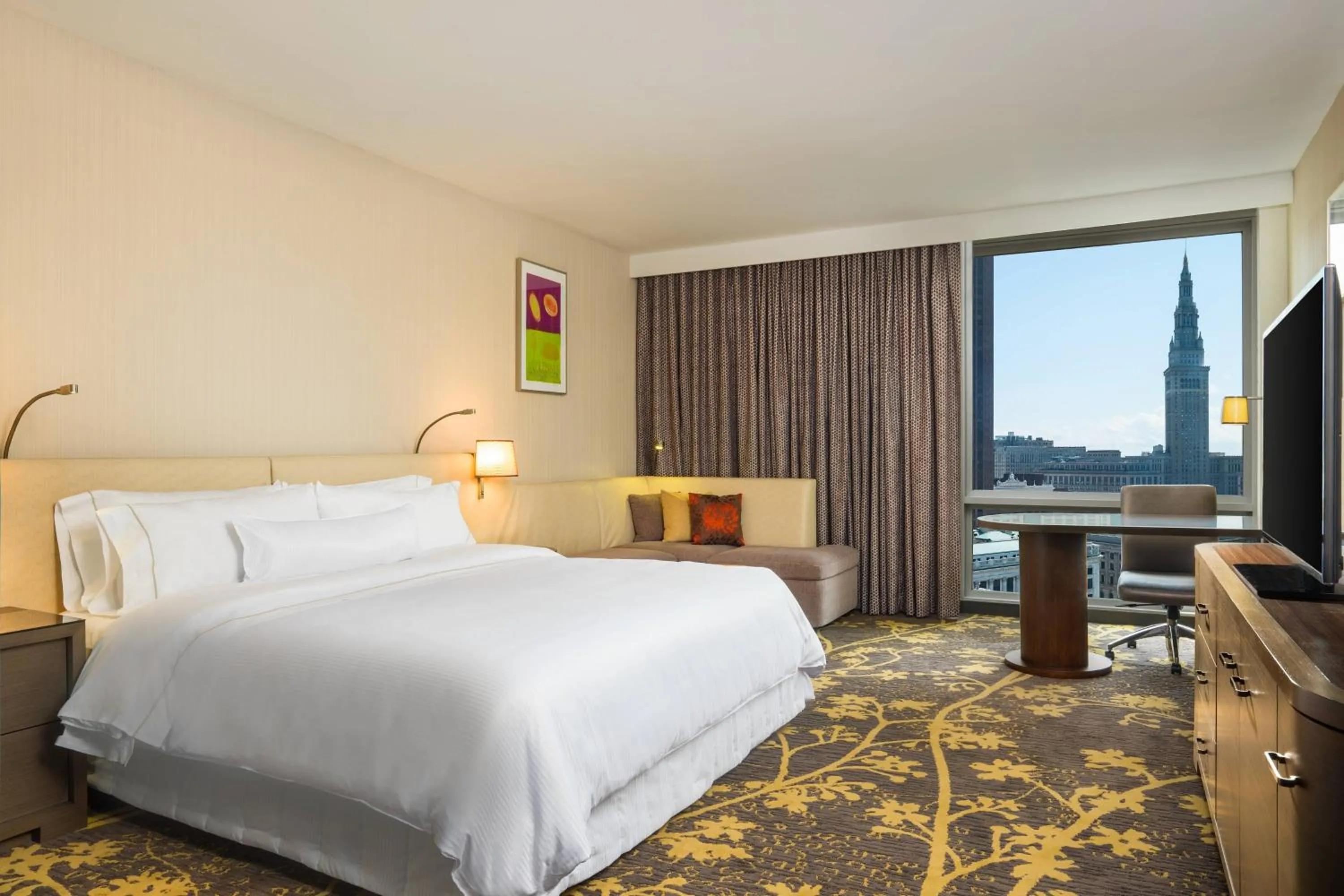 Photo of the whole room, Bed in The Westin Cleveland Downtown