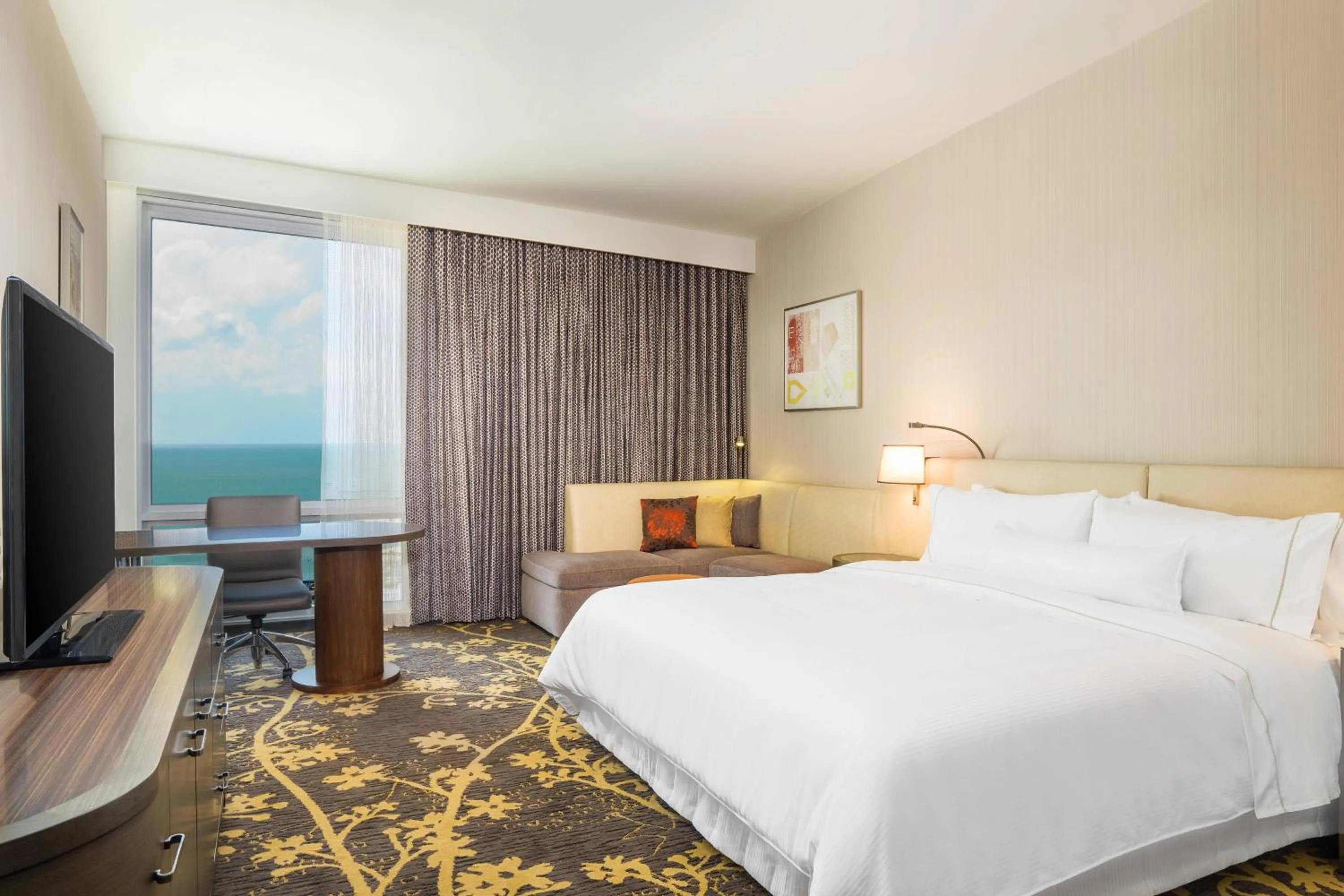 Photo of the whole room, Bed in The Westin Cleveland Downtown