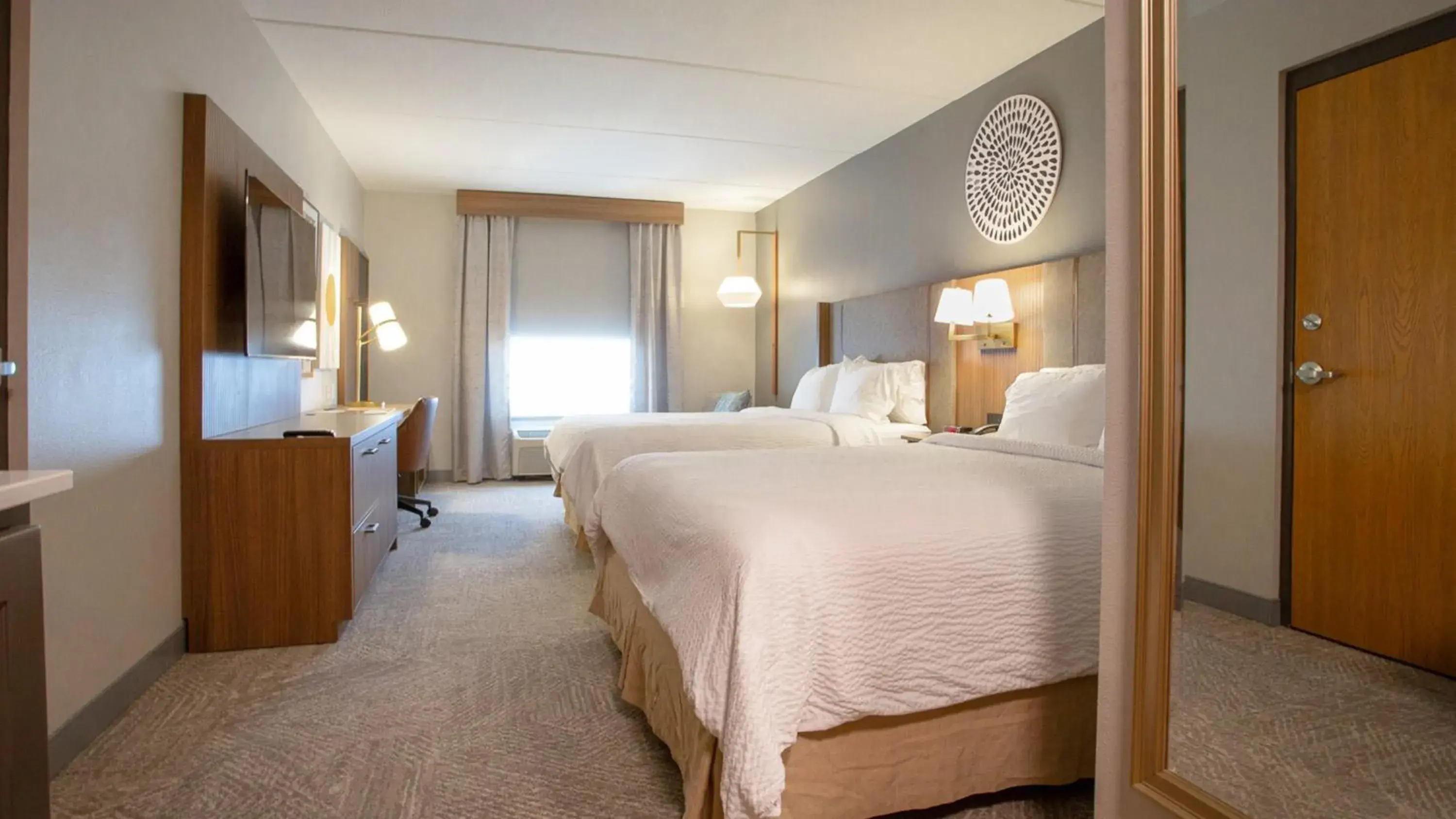 Queen Room with Two Queen Beds in Holiday Inn Midland by IHG Queen Room with Two Queen Beds in Holiday Inn Midland by IHG