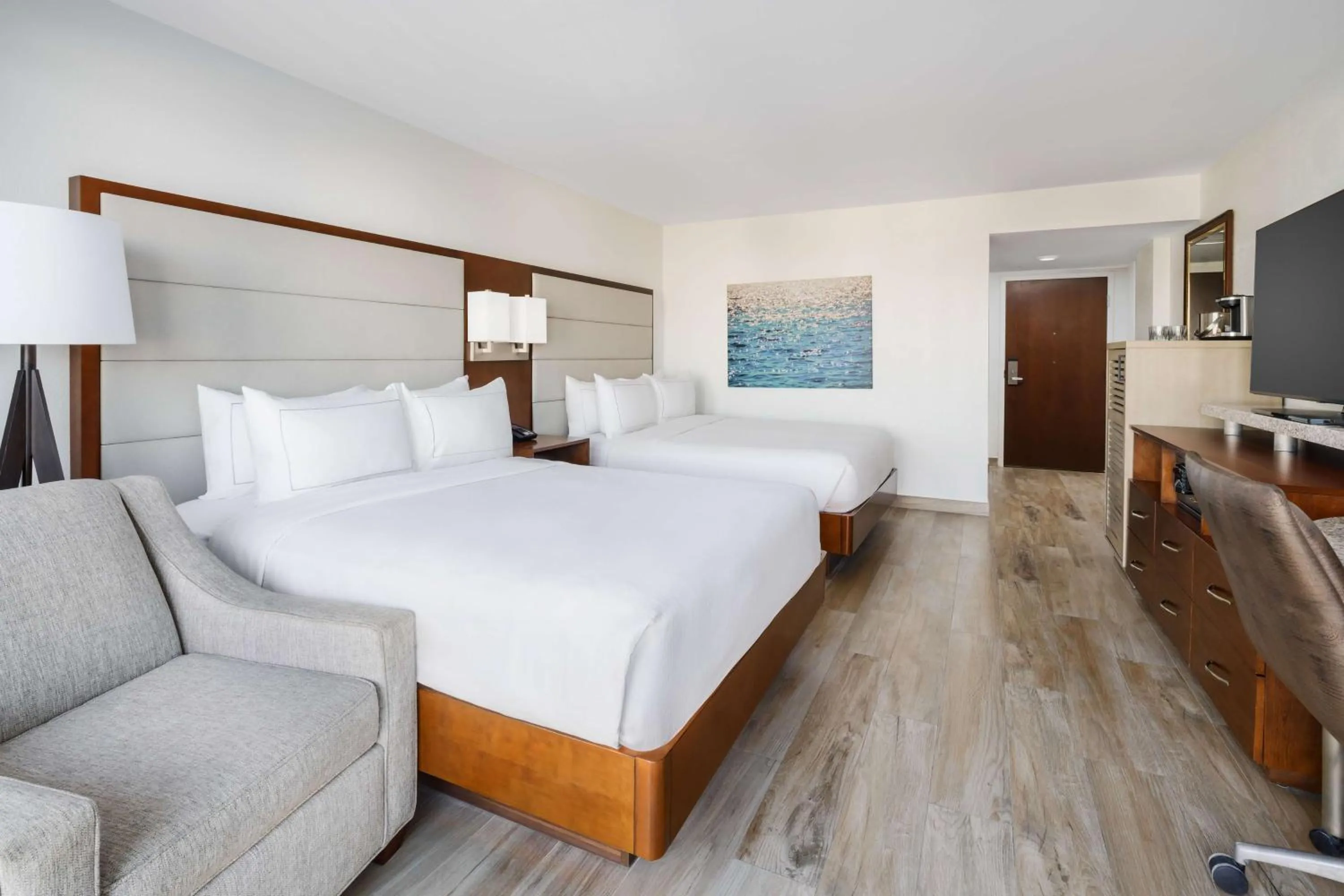 Bed in DoubleTree Beach Resort by Hilton Tampa Bay – North Redington Beach