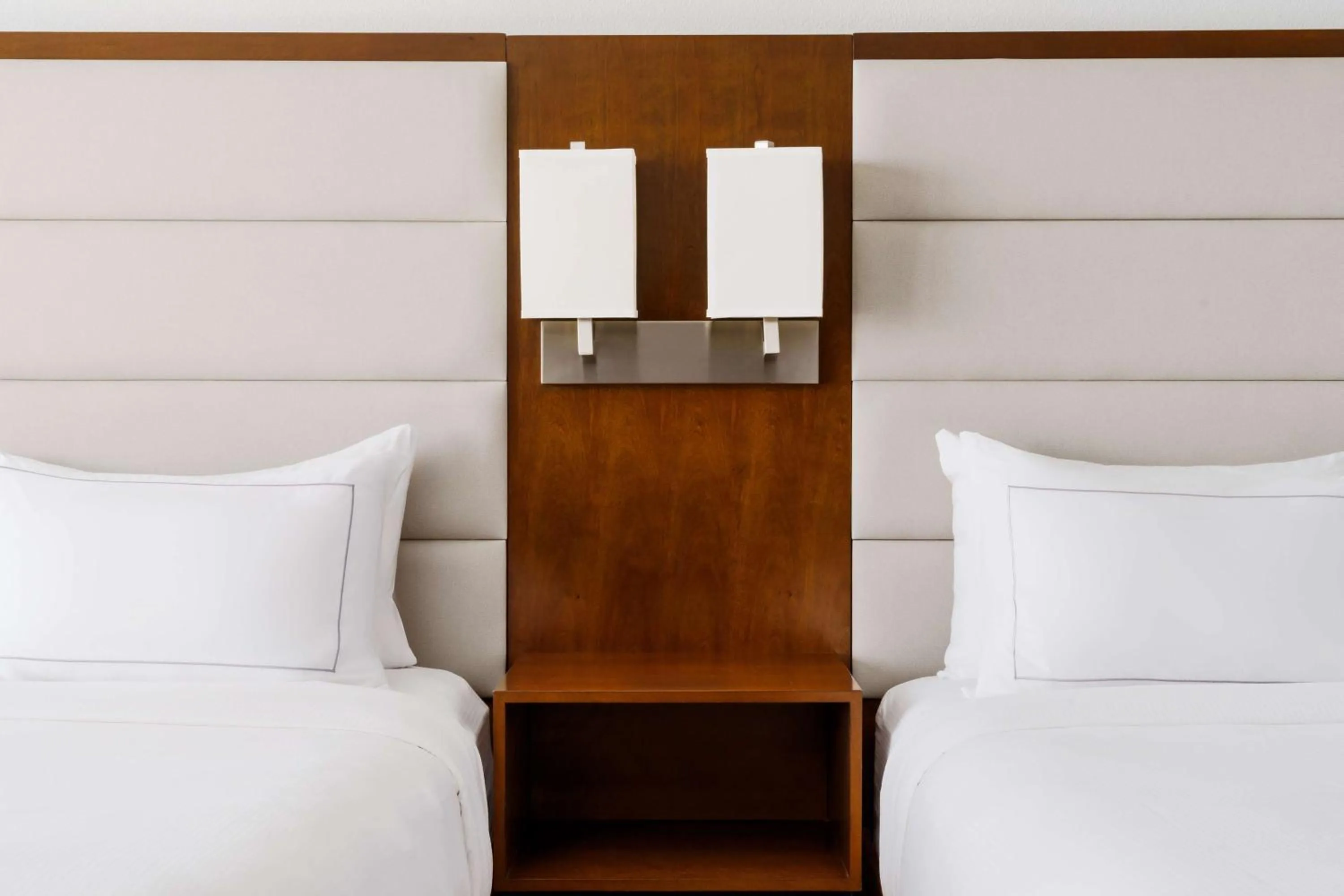 Bed in DoubleTree Beach Resort by Hilton Tampa Bay – North Redington Beach