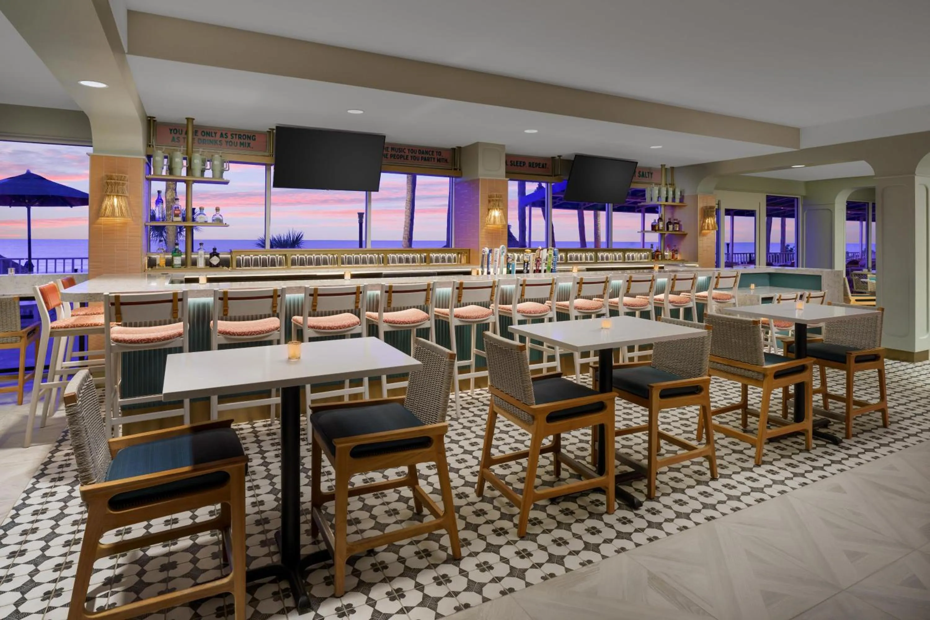 Lounge or bar in DoubleTree Beach Resort by Hilton Tampa Bay – North Redington Beach