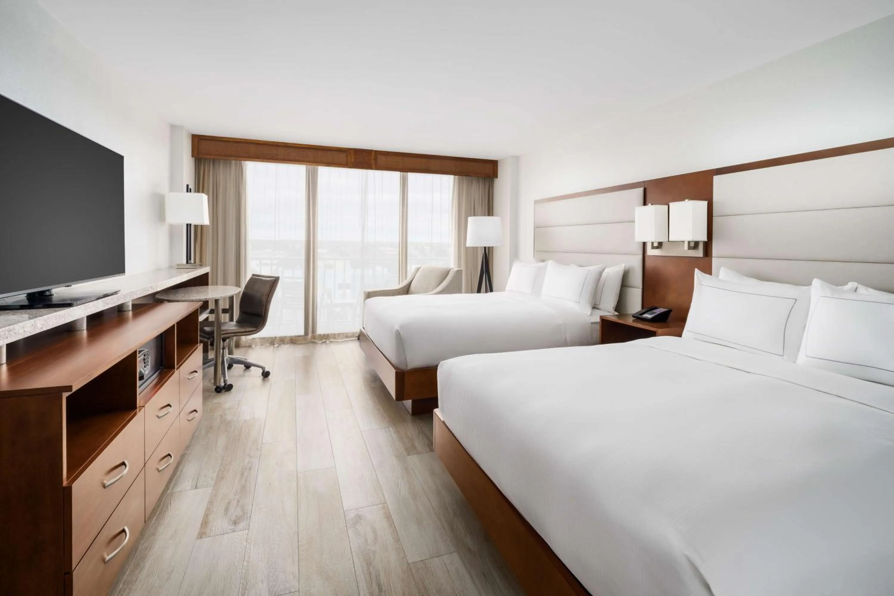 Bed in DoubleTree Beach Resort by Hilton Tampa Bay – North Redington Beach