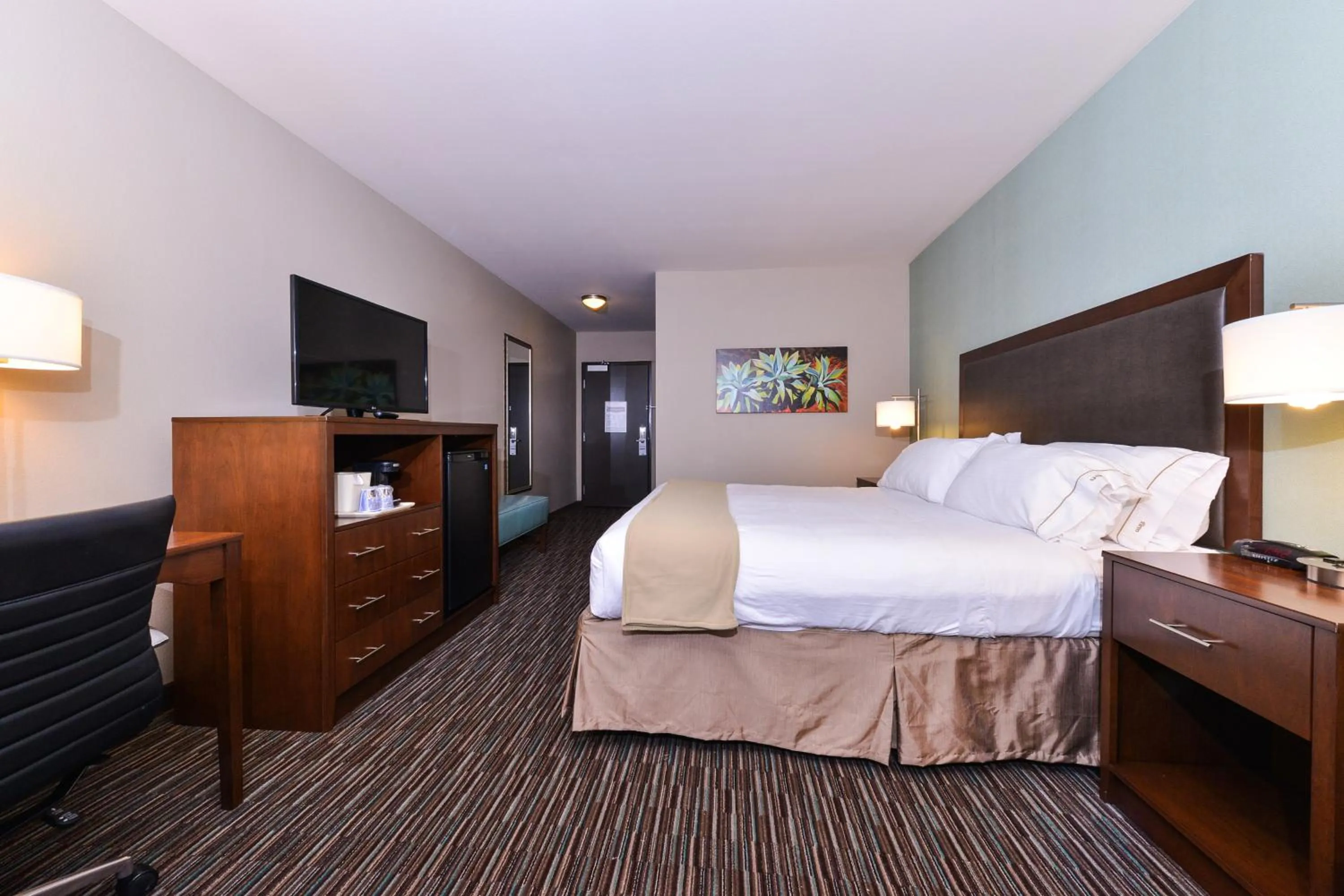 Photo of the whole room, Bed in Holiday Inn Express & Suites Indio - Coachella Valley by IHG