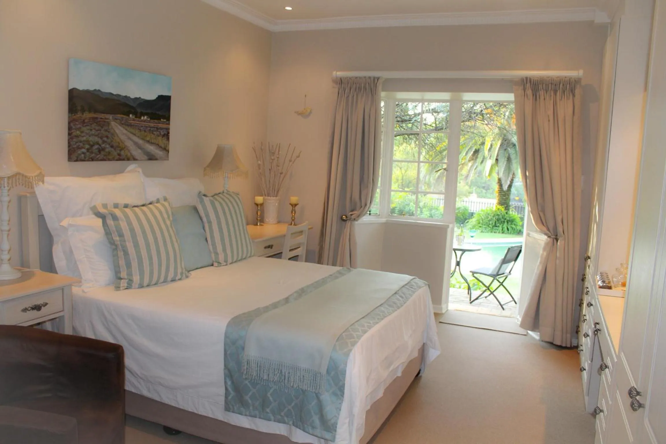 Swimming pool, Bed in Tiree B&B