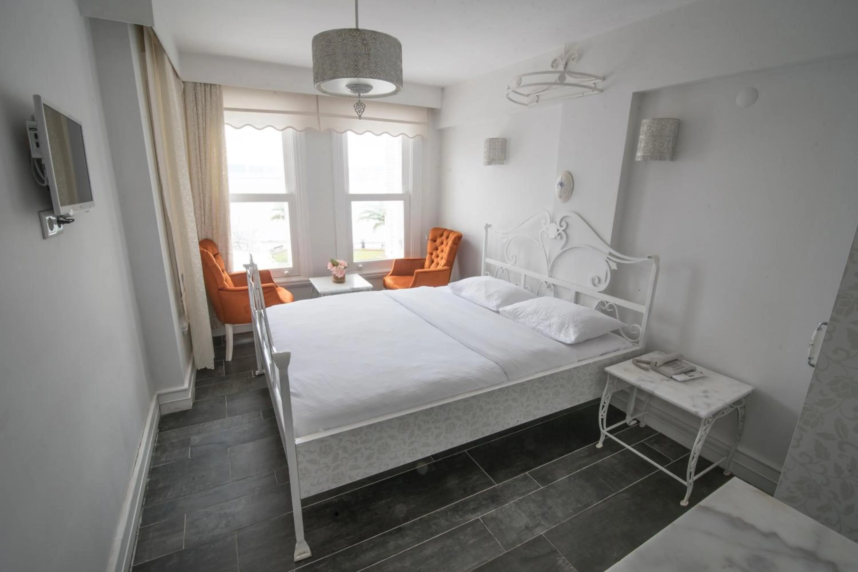 Photo of the whole room in Büyükada Port Hotel