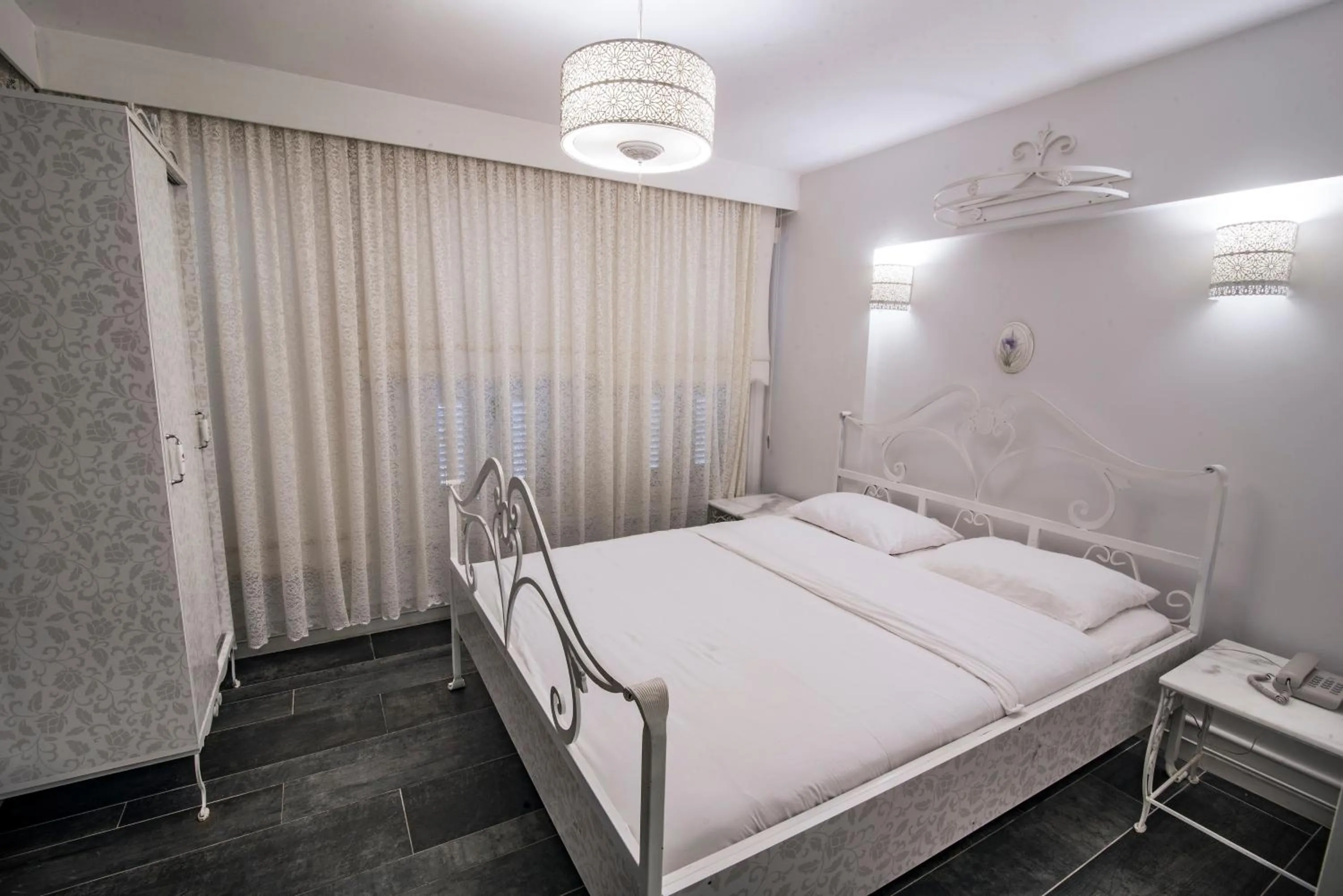 Photo of the whole room in Büyükada Port Hotel