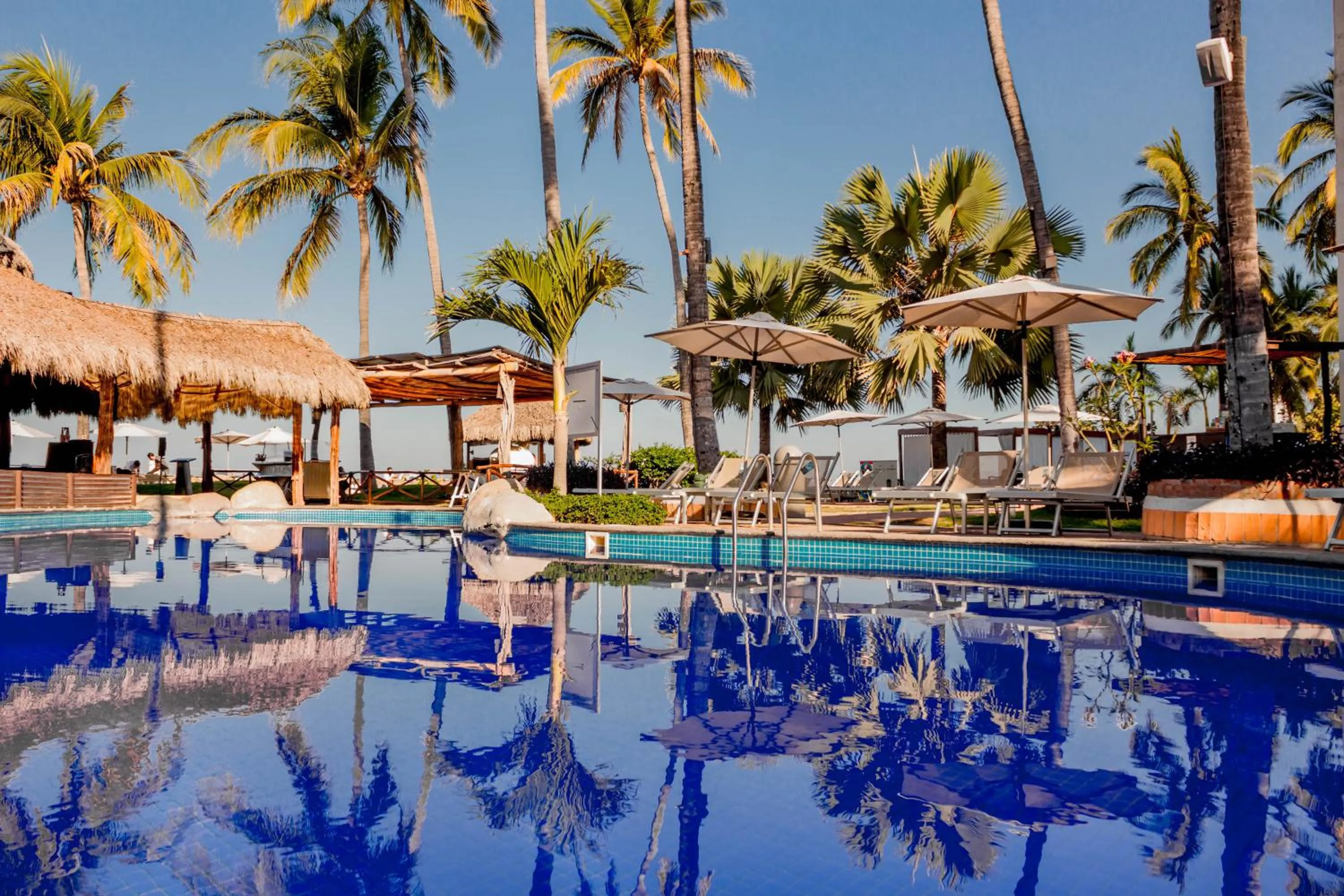 Swimming pool in Plaza Pelicanos Grand Beach Resort All Inclusive