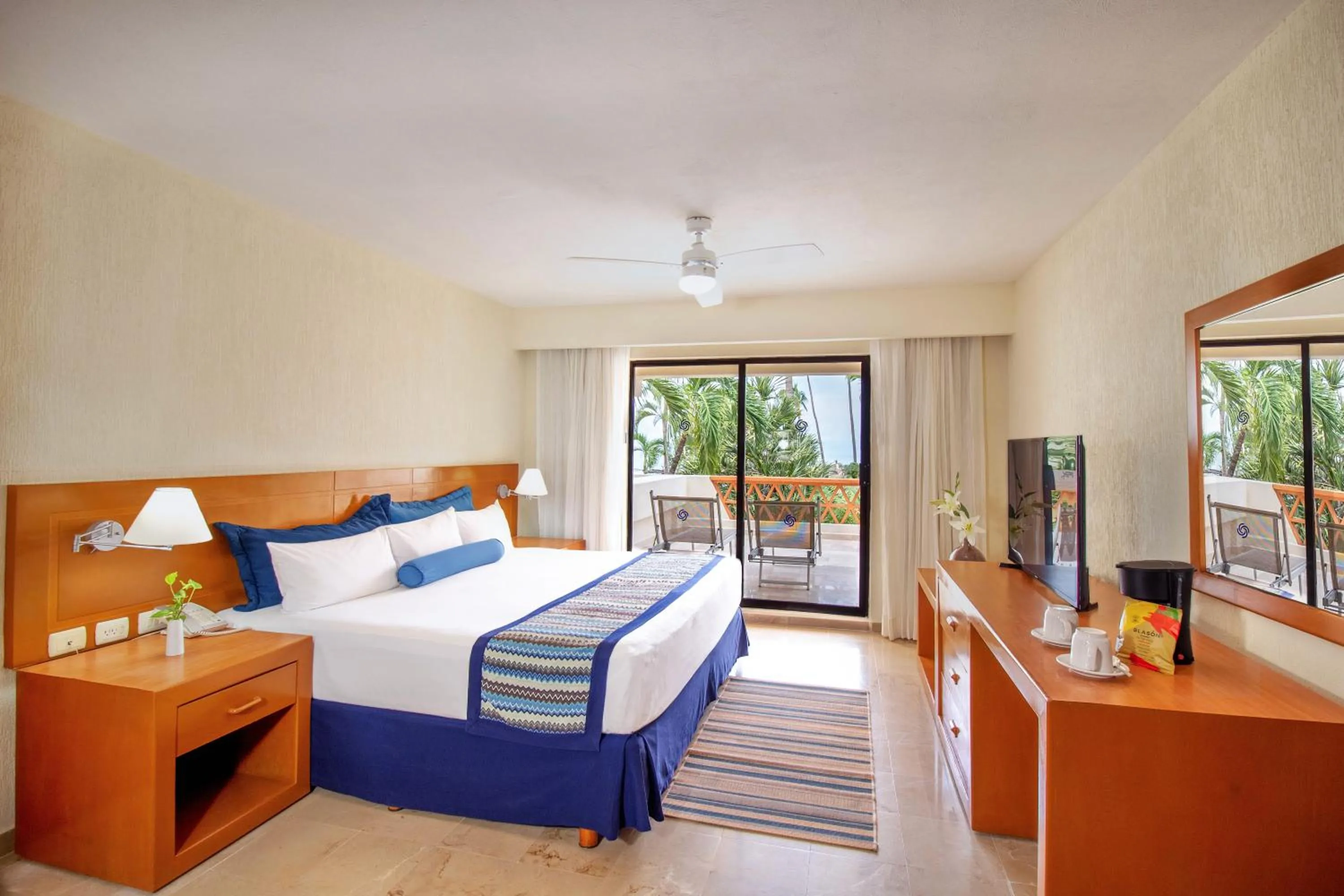 TV and multimedia, Bed in Plaza Pelicanos Grand Beach Resort All Inclusive