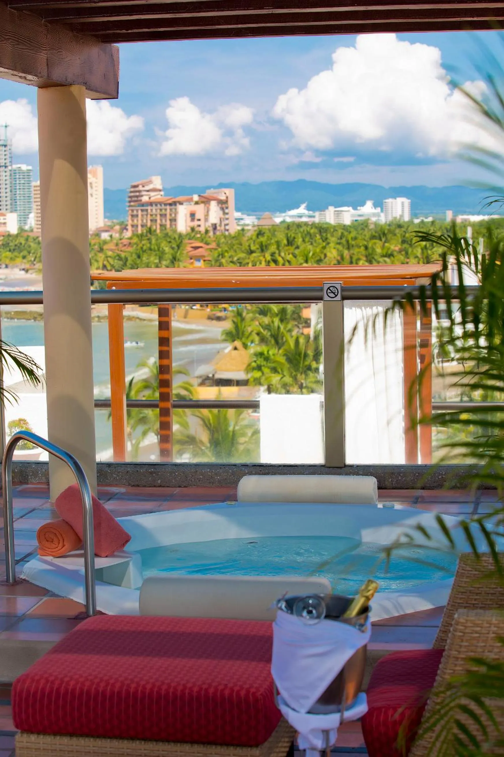 Day in Plaza Pelicanos Grand Beach Resort All Inclusive