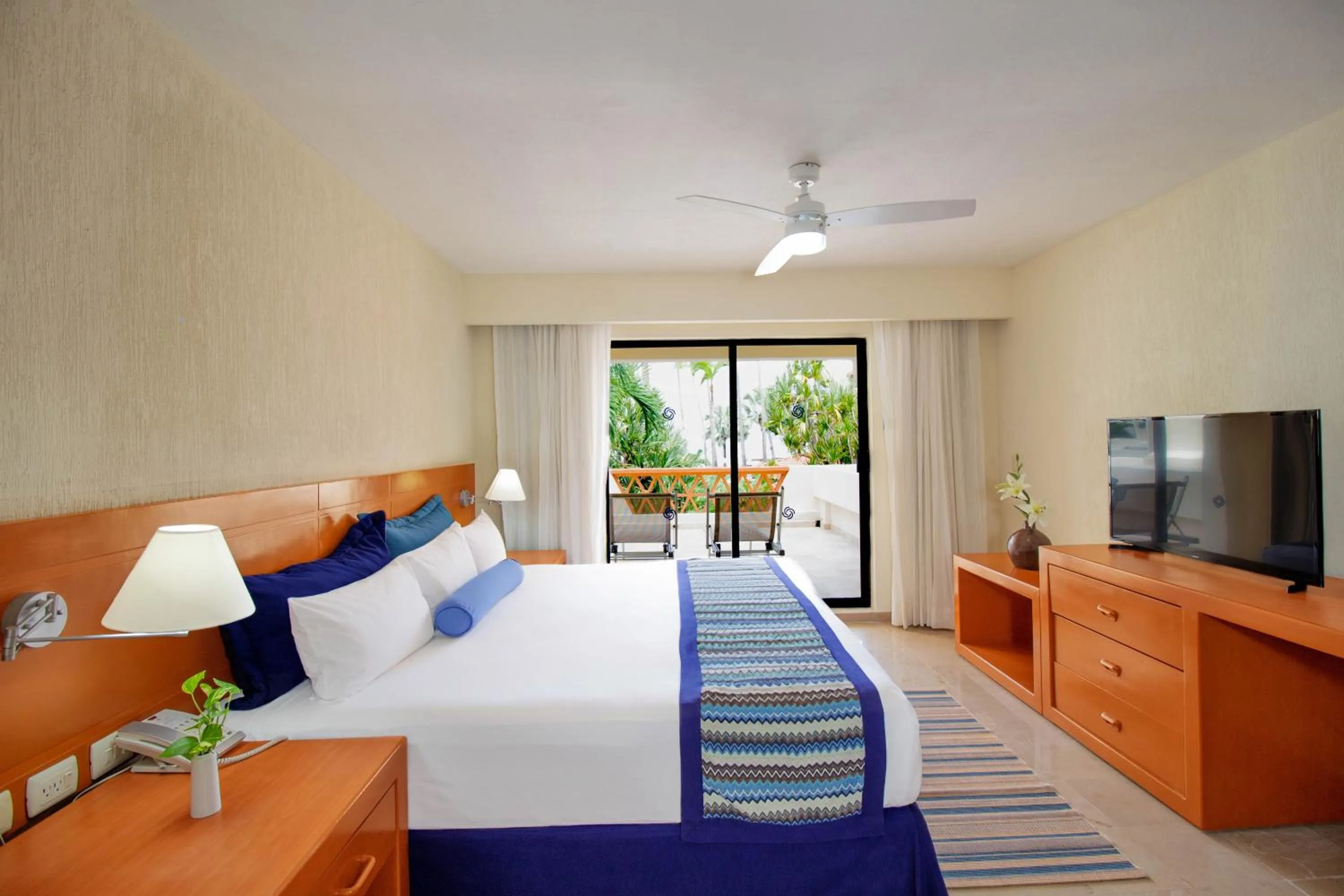 Balcony/Terrace, Bed in Plaza Pelicanos Grand Beach Resort All Inclusive