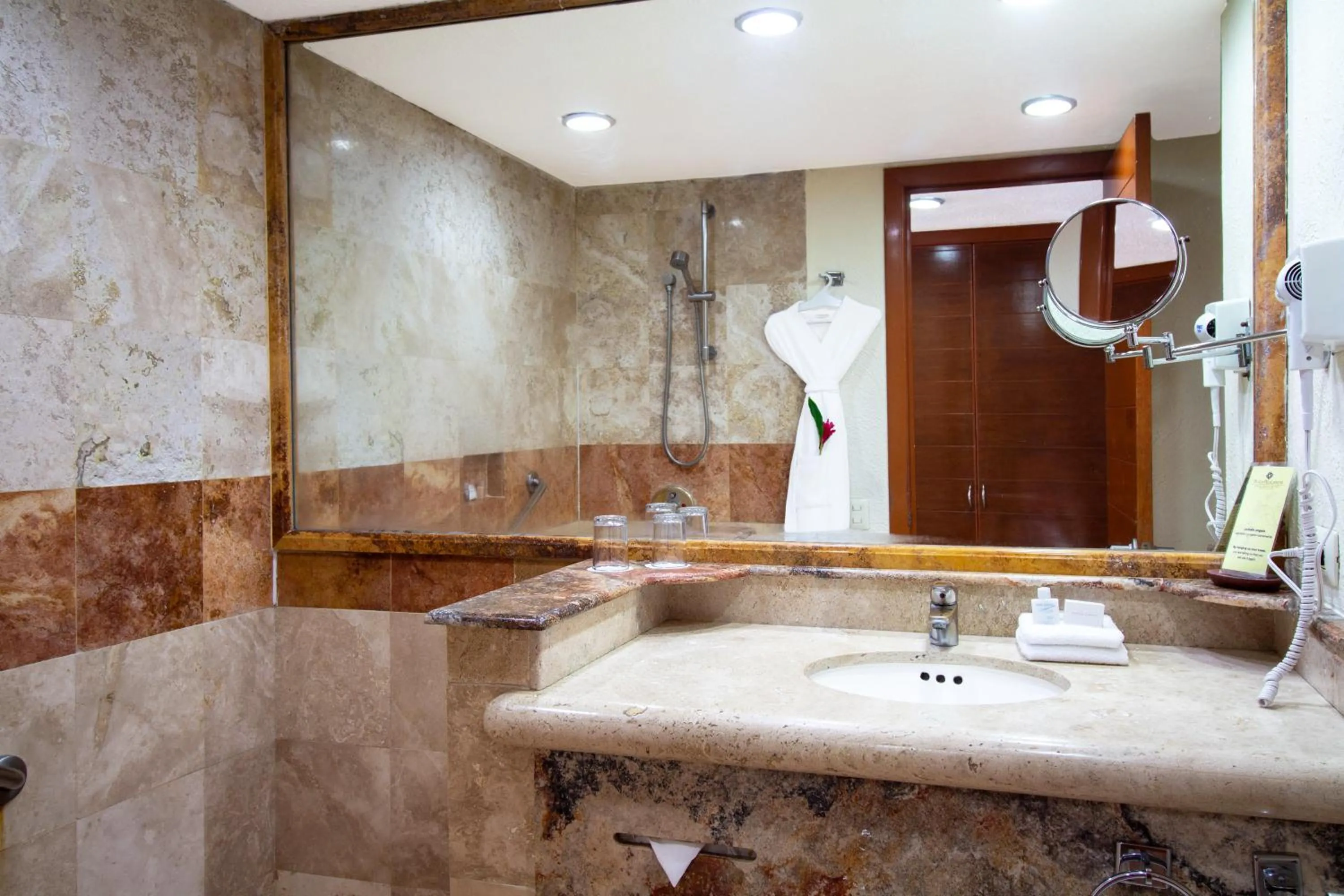 Bathroom in Plaza Pelicanos Grand Beach Resort All Inclusive