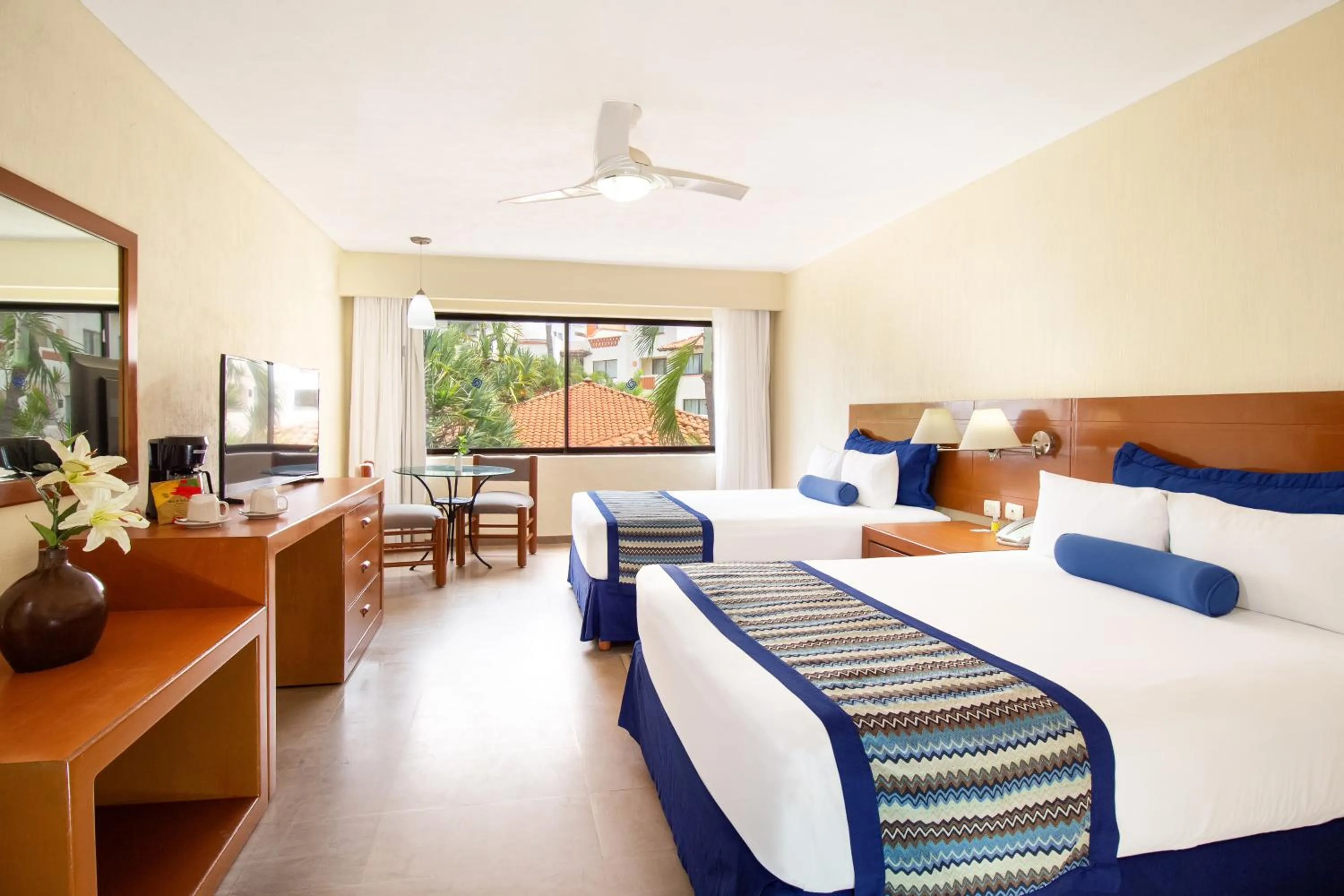 Coffee/tea facilities, Bed in Plaza Pelicanos Grand Beach Resort All Inclusive