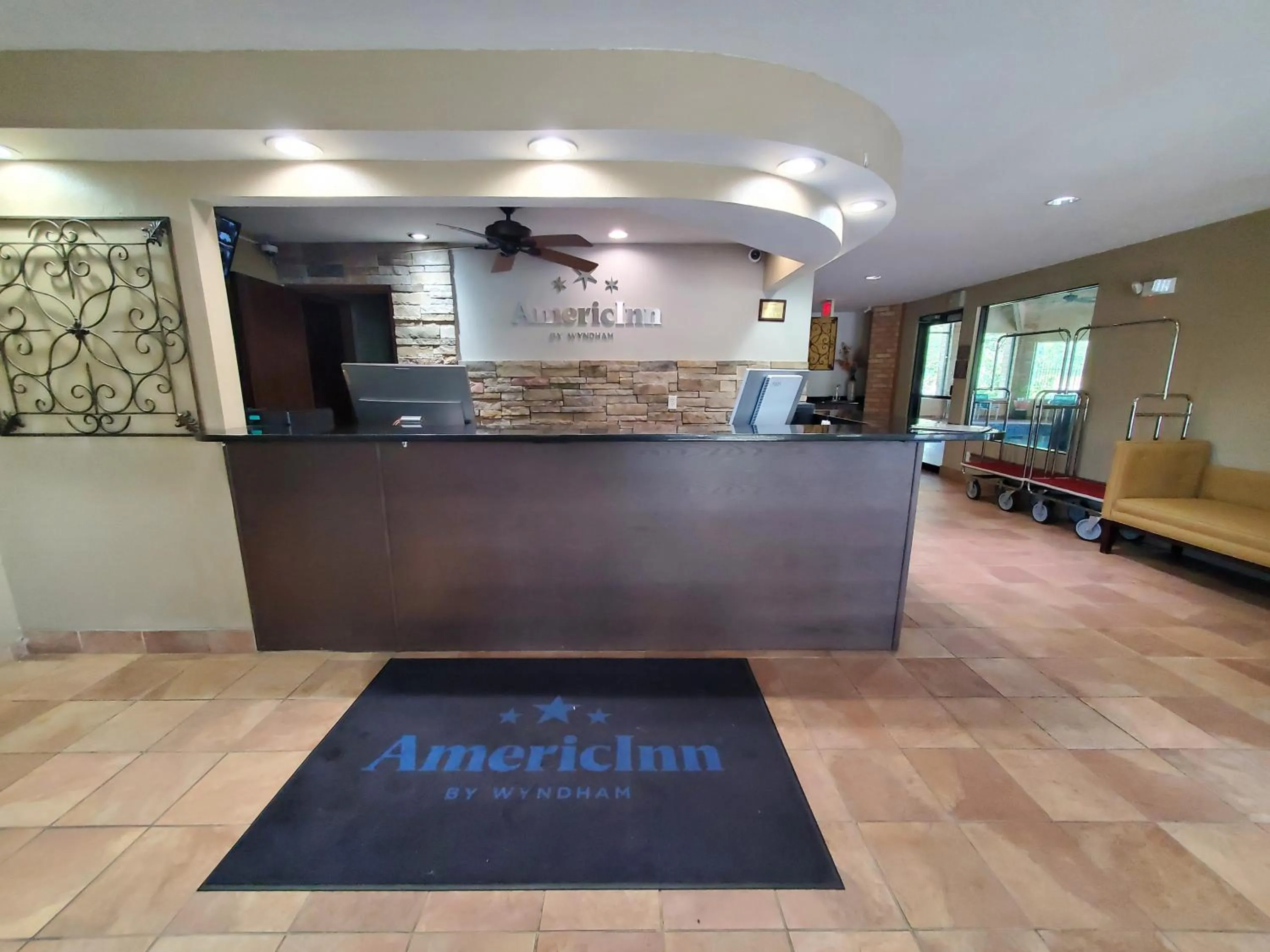 Lobby or reception in AmericInn and Suites by Wyndham Delafield-Waukesha-Milwaukee