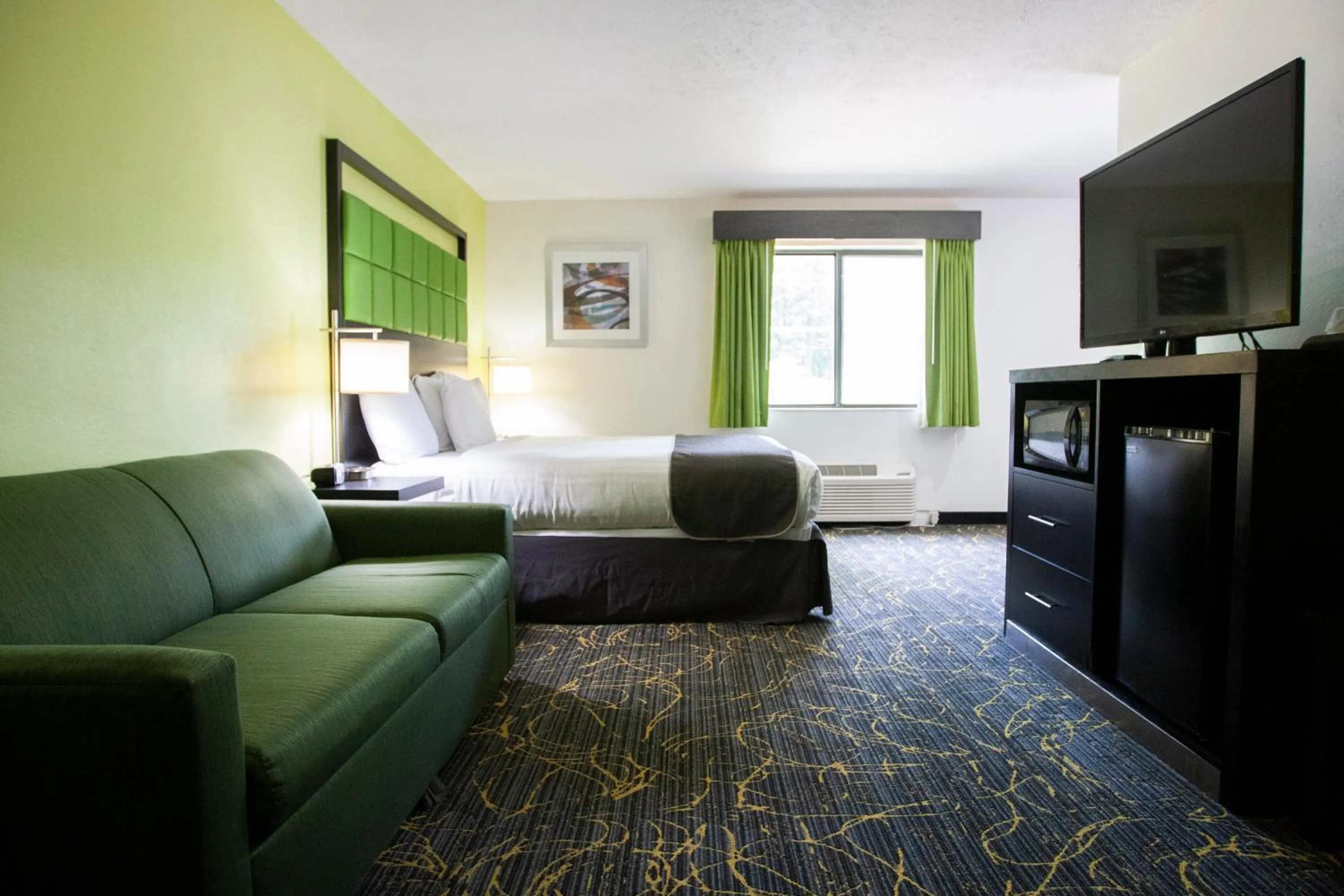 Bedroom in AmericInn and Suites by Wyndham Delafield-Waukesha-Milwaukee