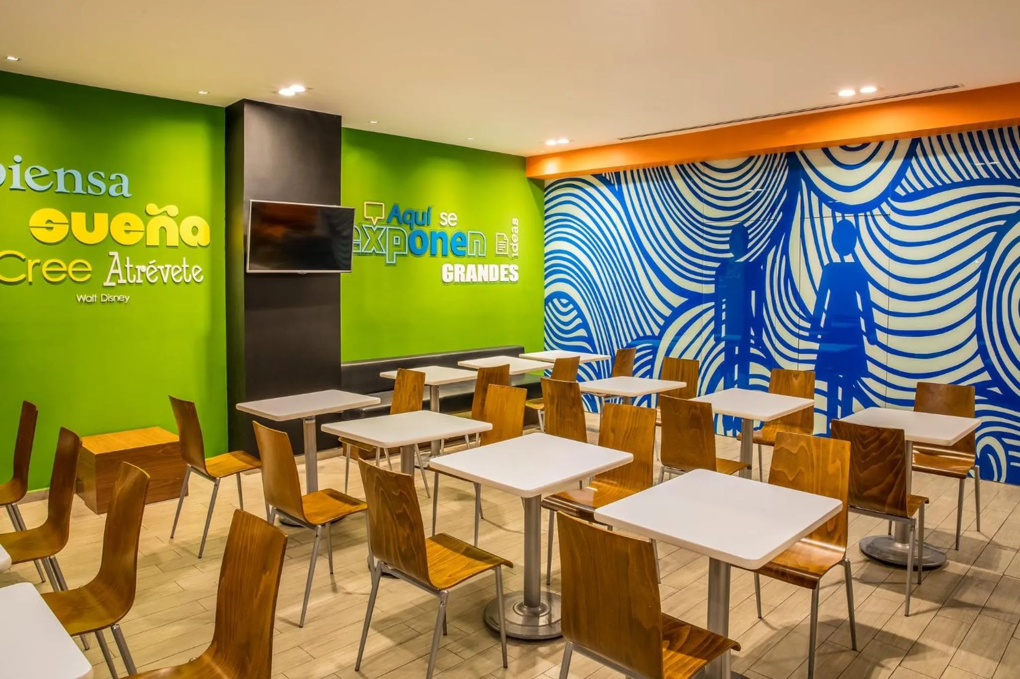 Restaurant/places to eat in One Monterrey Aeropuerto