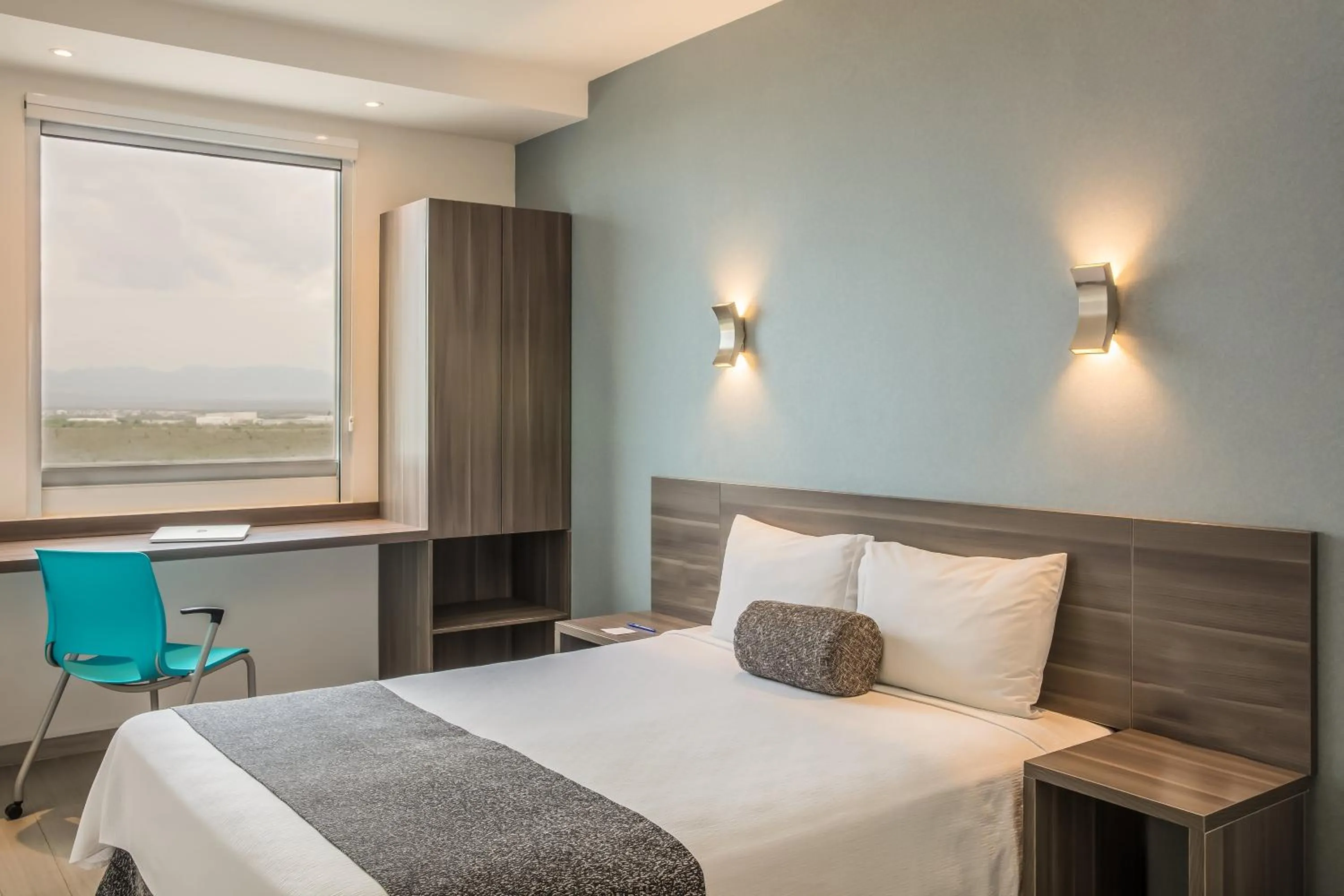 Photo of the whole room, Bed in One Monterrey Aeropuerto