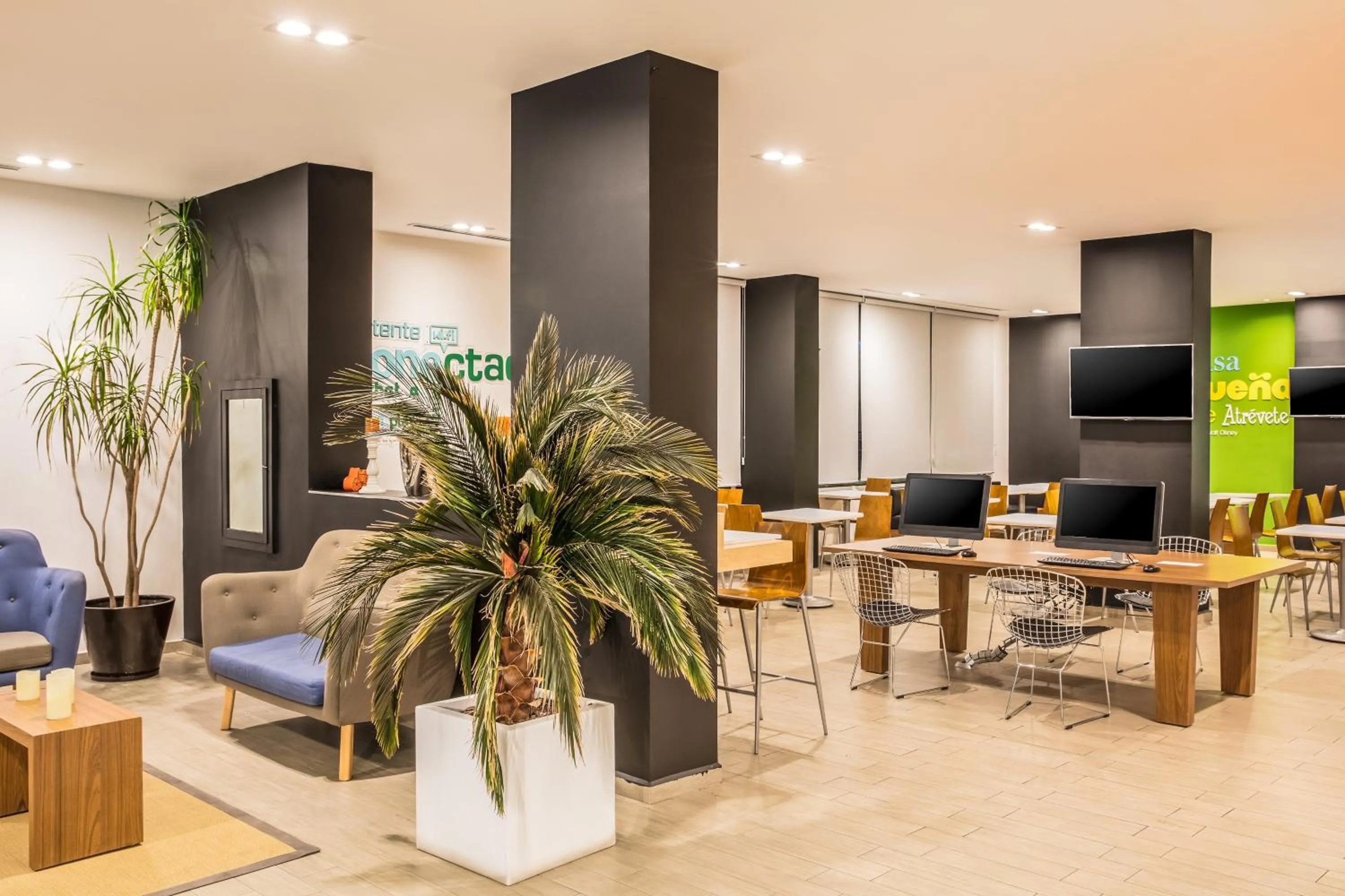 Lobby or reception in One Monterrey Aeropuerto