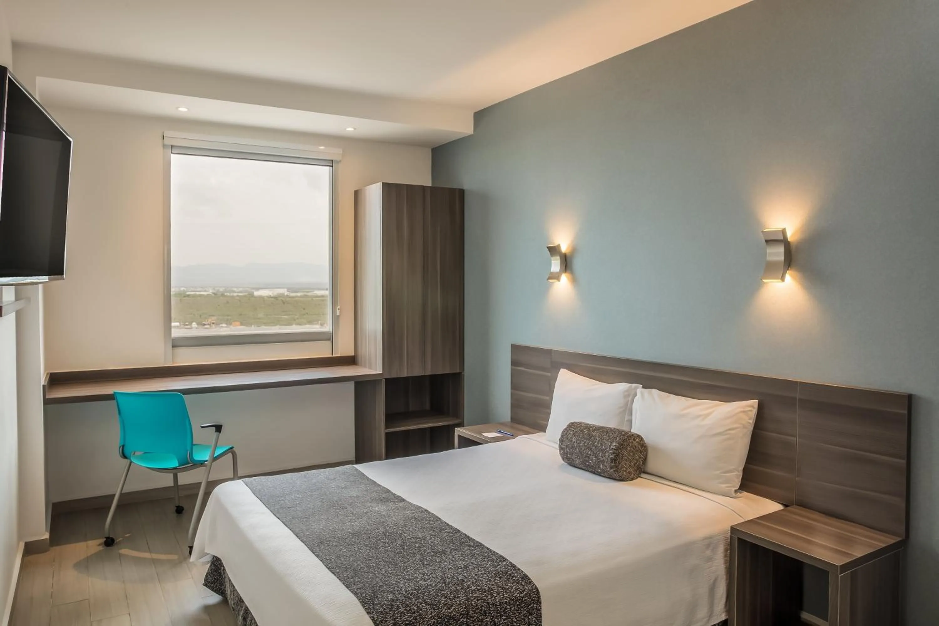 Photo of the whole room, Bed in One Monterrey Aeropuerto