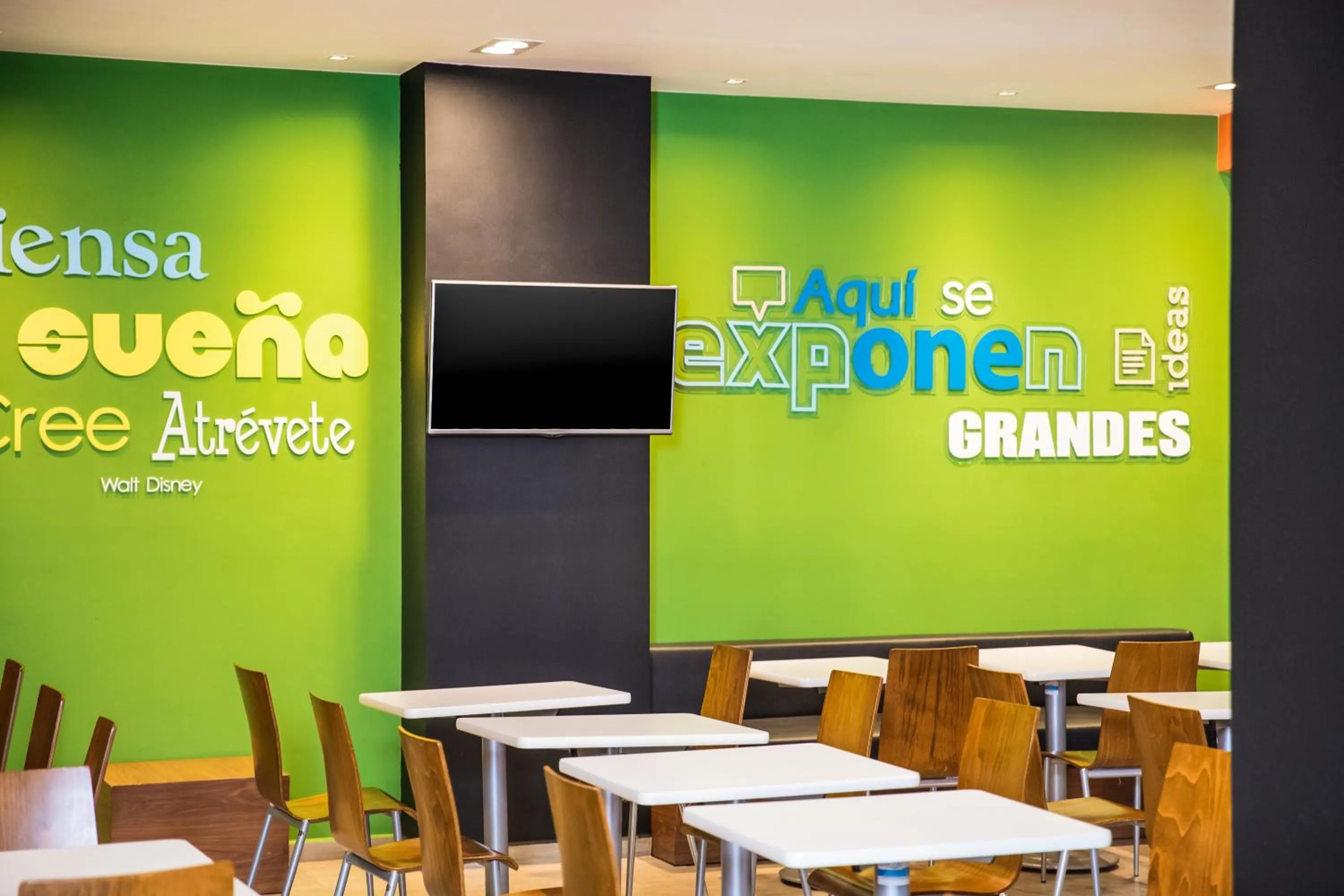 Restaurant/places to eat in One Monterrey Aeropuerto