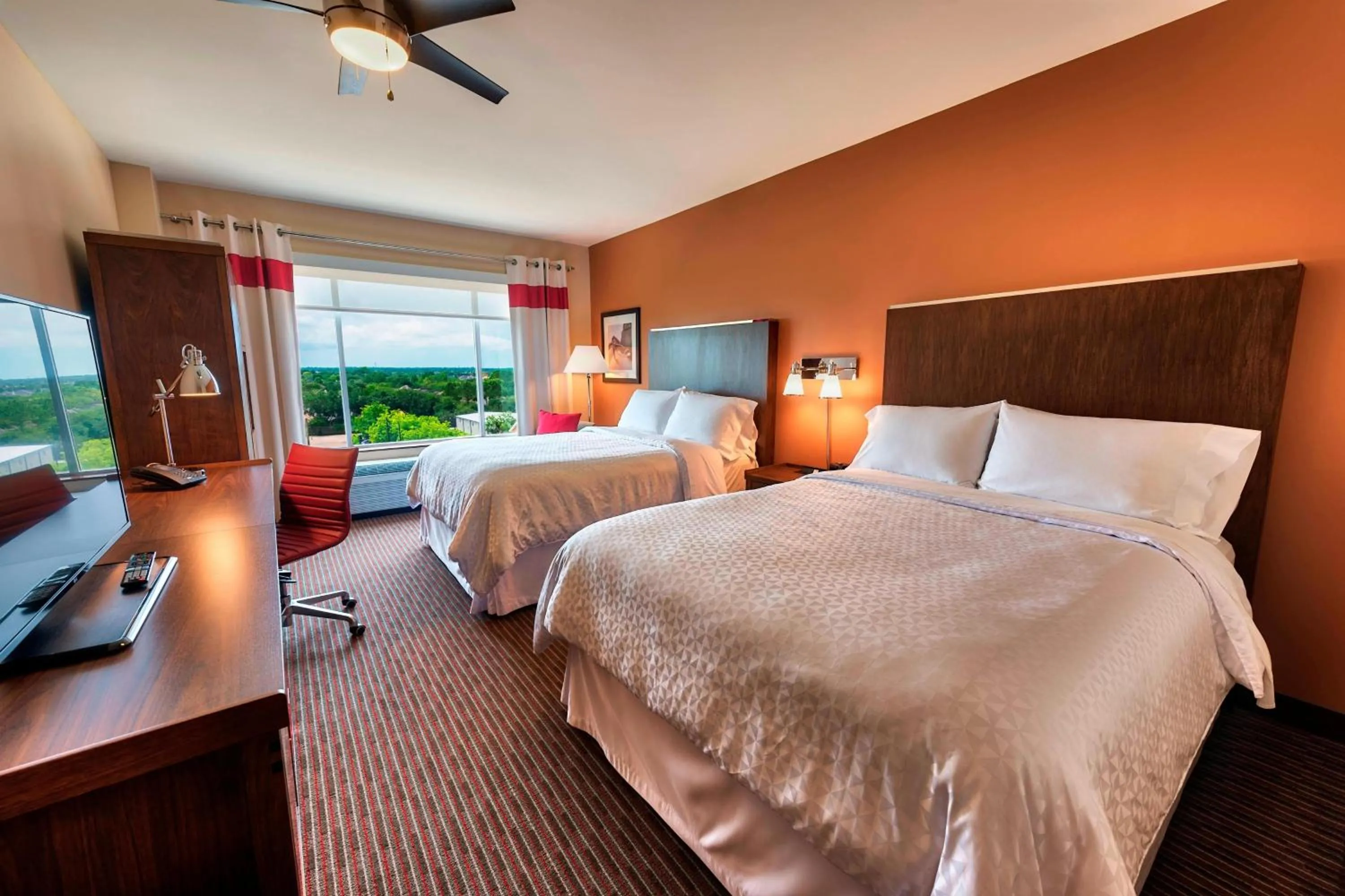 Photo of the whole room, Bed in Four Points By Sheraton Houston Energy Corridor