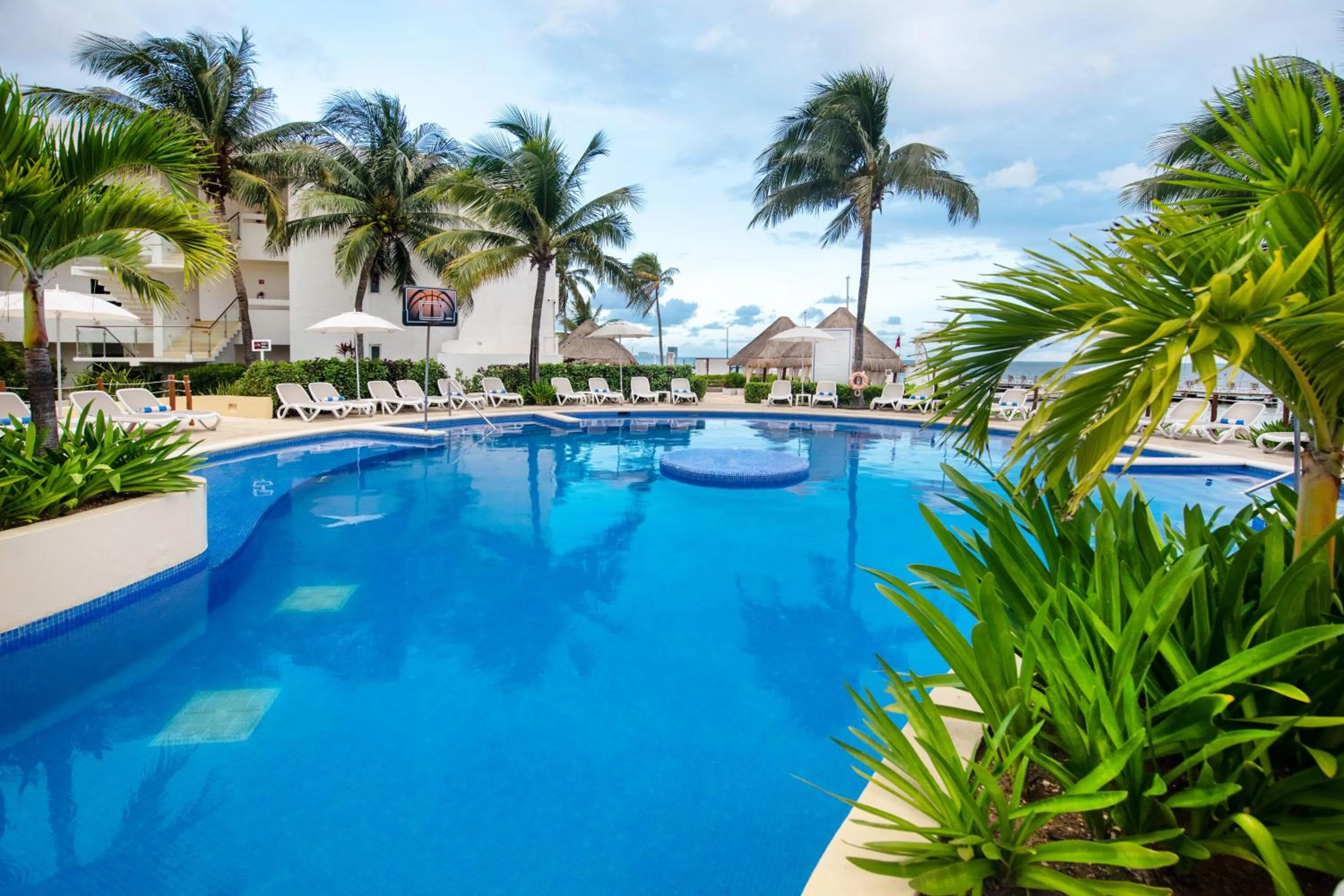 Swimming pool in Cancun Bay All Inclusive Hotel