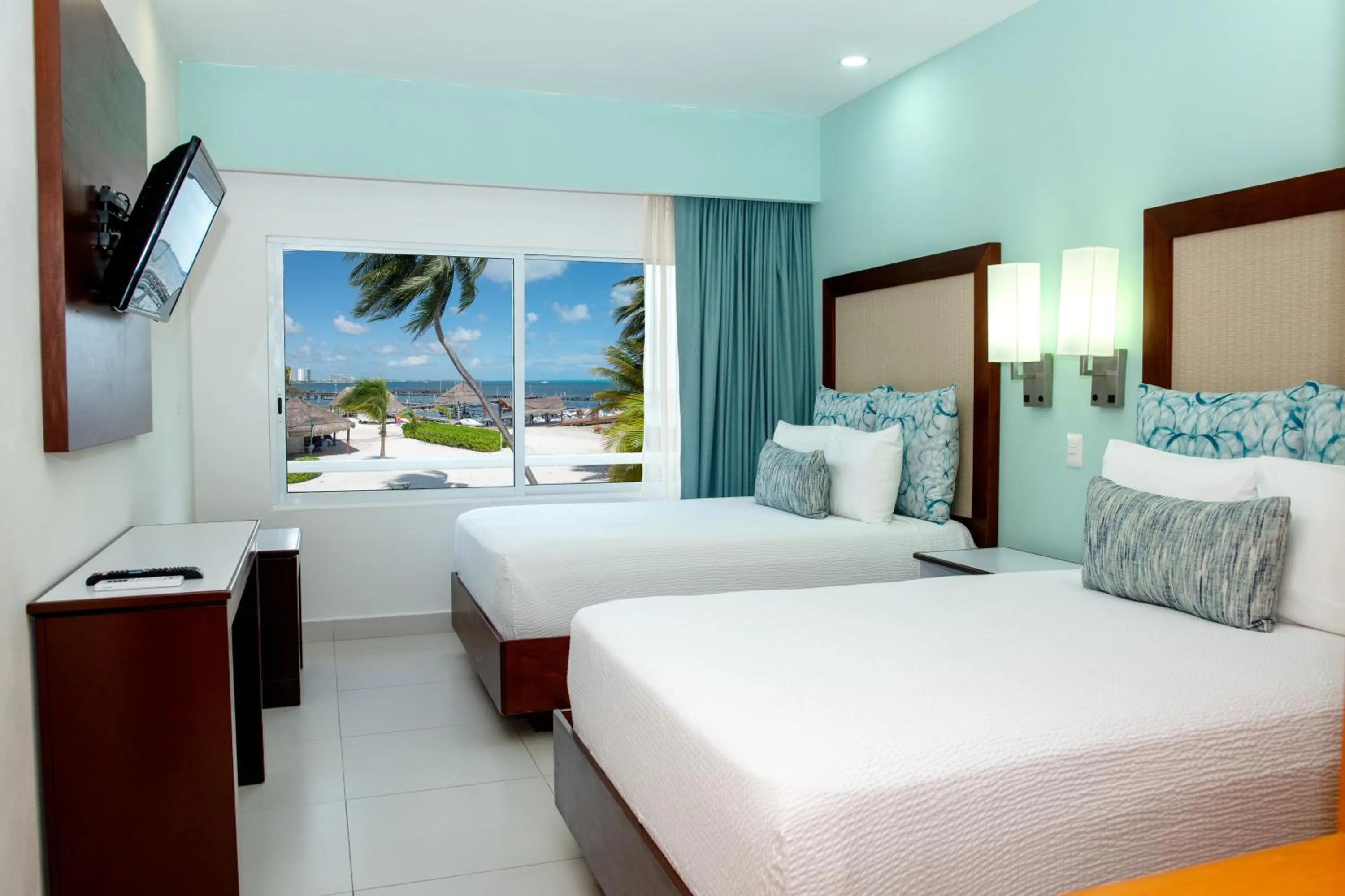 Bedroom, Bed in Cancun Bay All Inclusive Hotel