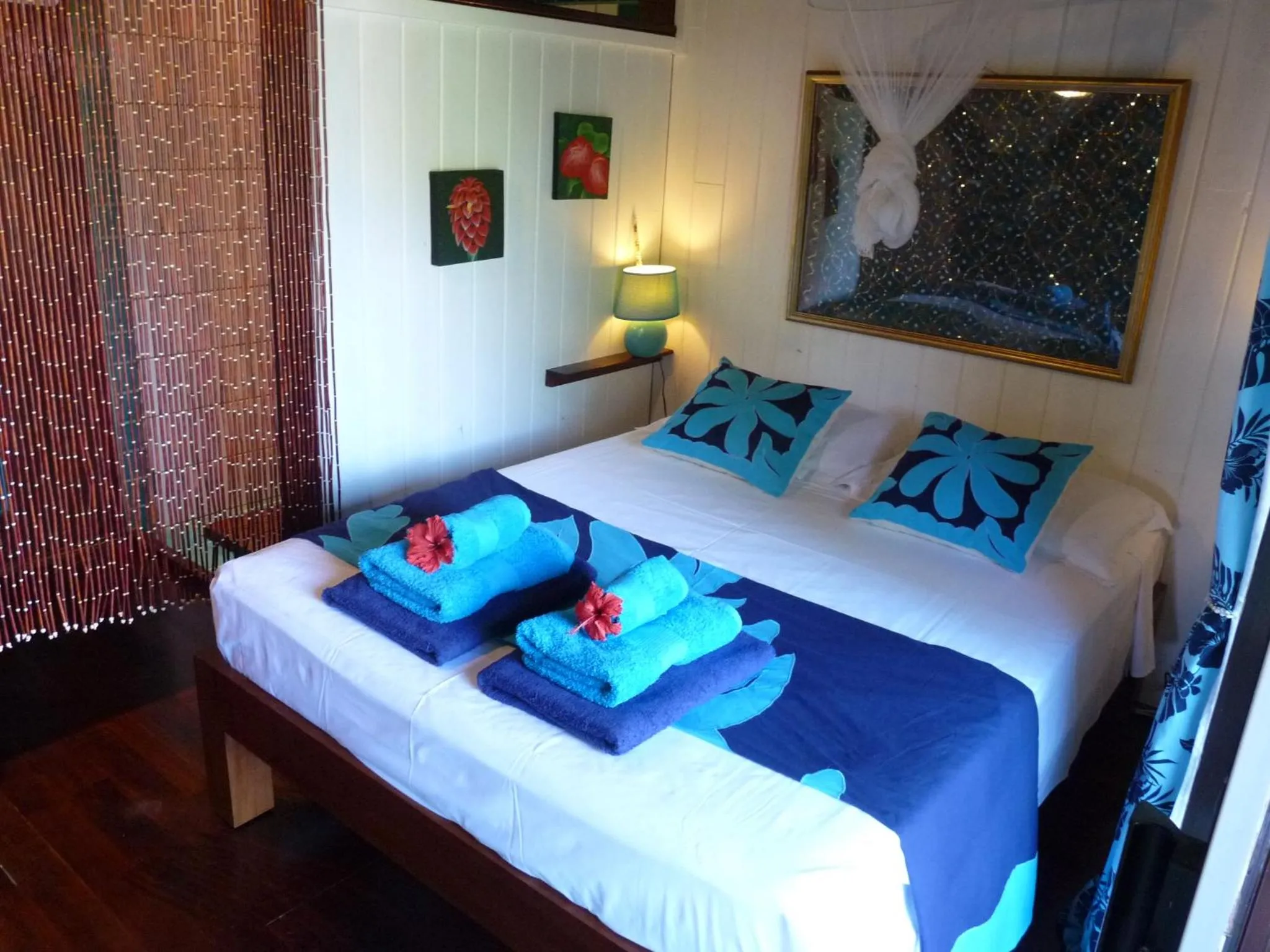 Photo of the whole room, Bed in Poerani Moorea