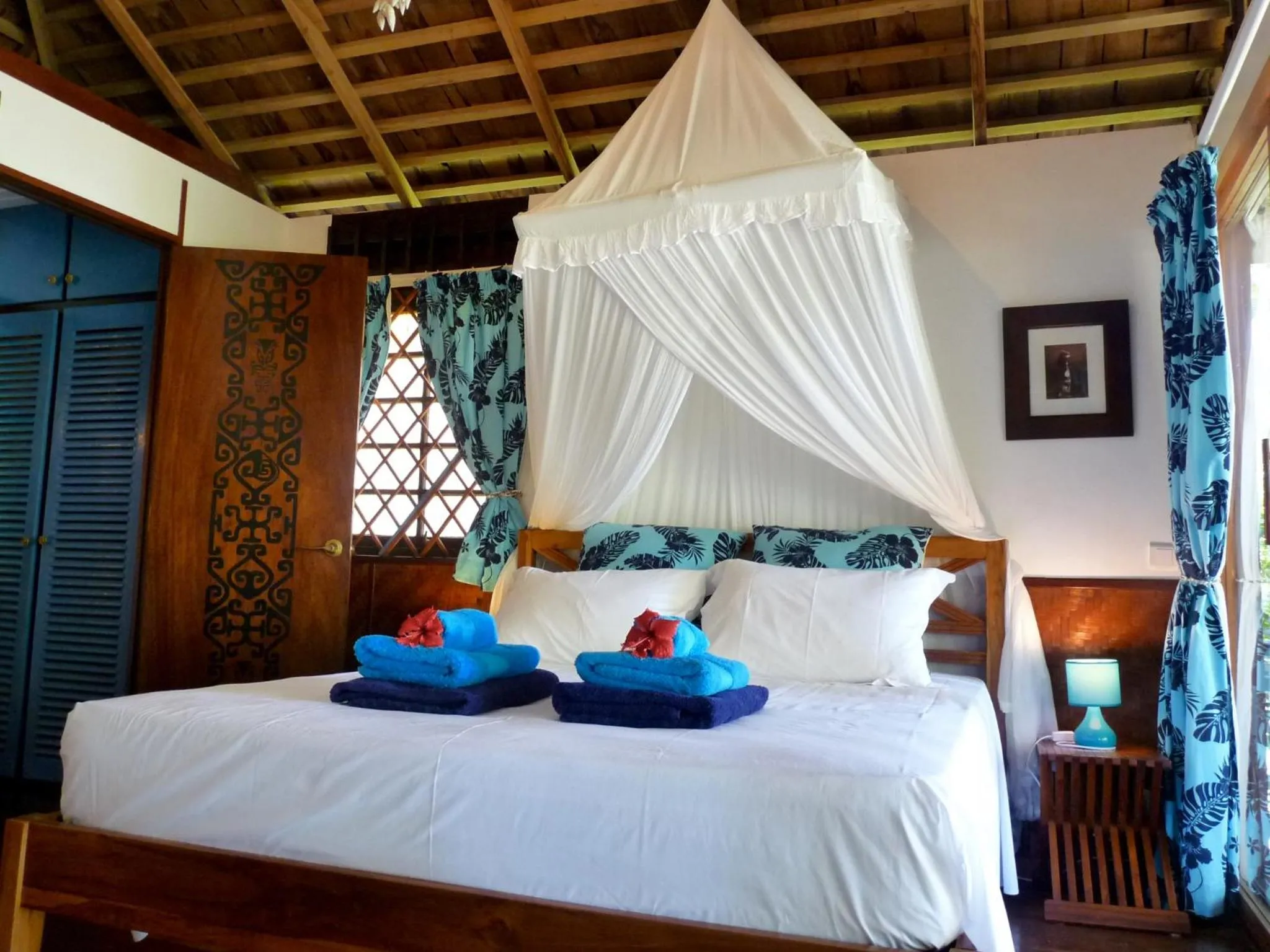 Photo of the whole room, Bed in Poerani Moorea