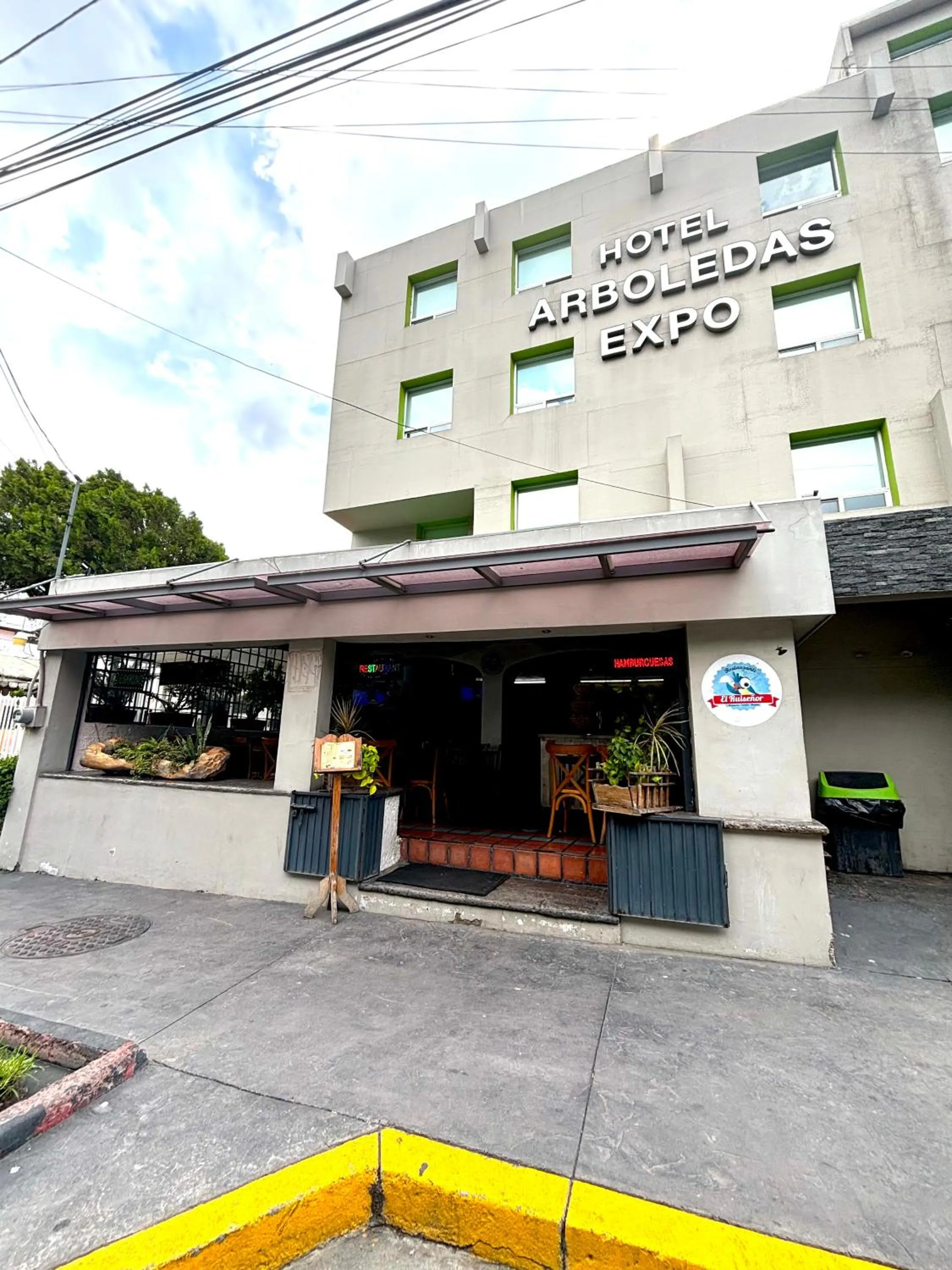 Restaurant/places to eat in Hotel Arboledas Expo