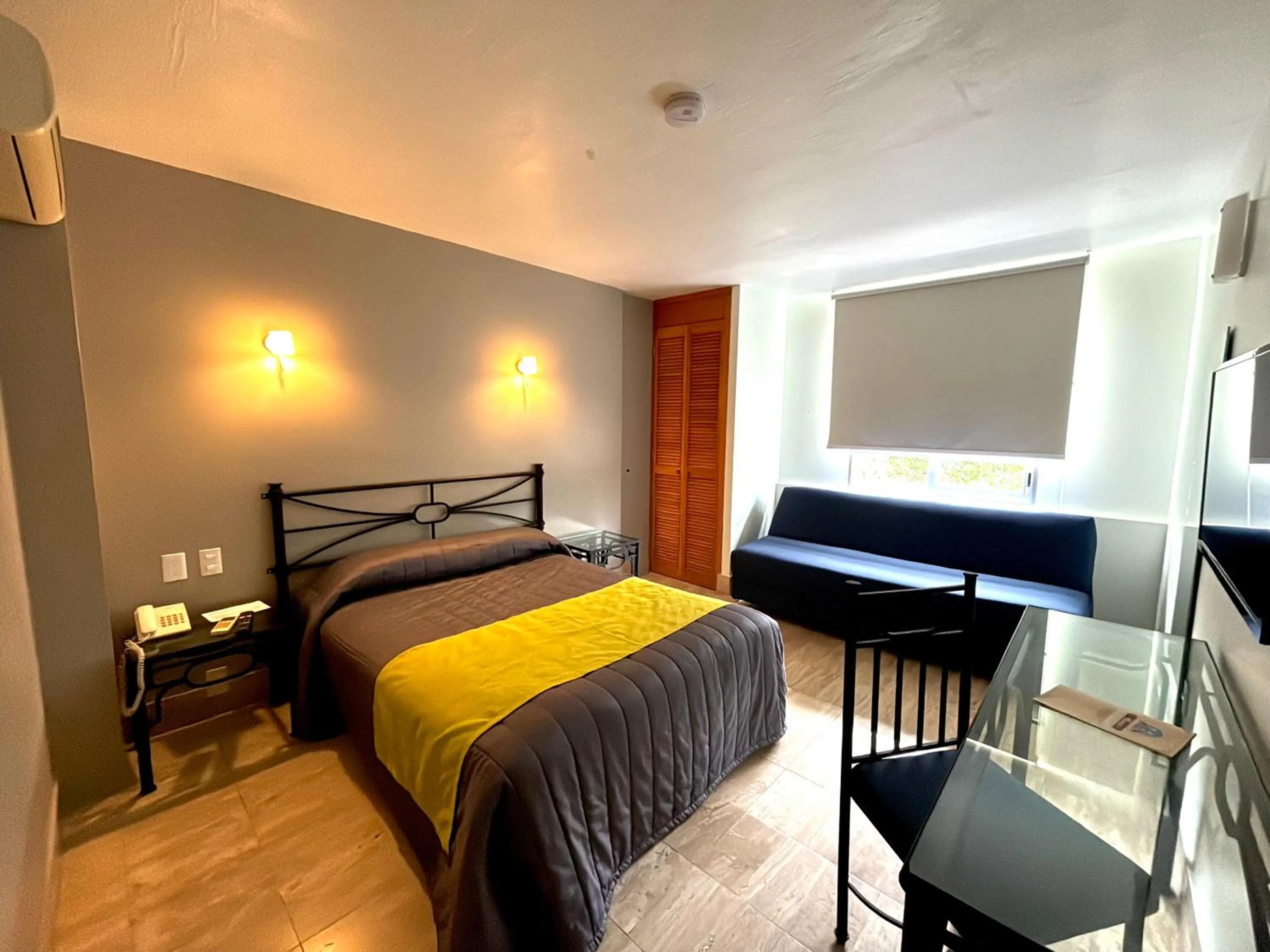 Bedroom, Bed in Hotel Arboledas Expo