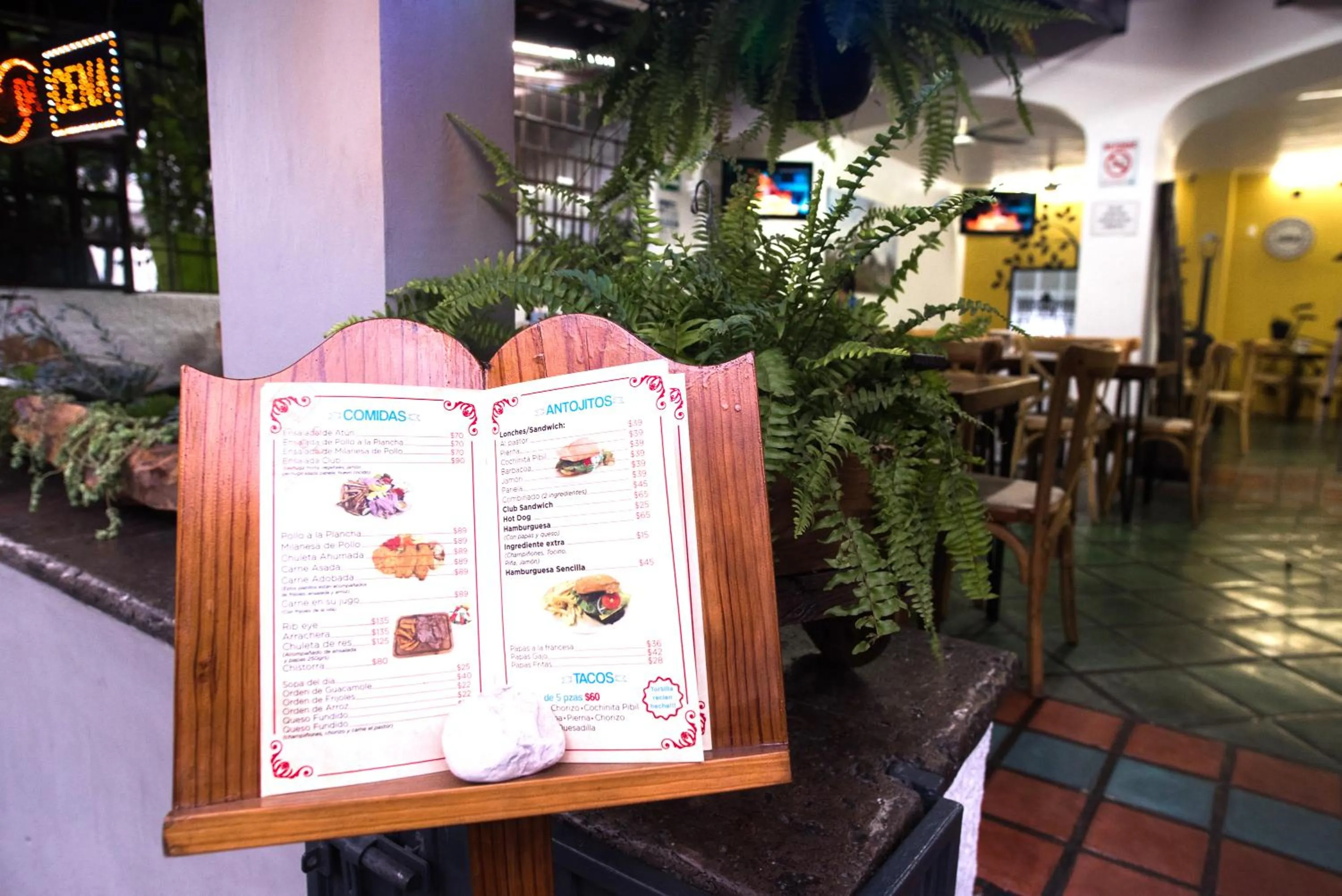 Restaurant/places to eat in Hotel Arboledas Expo