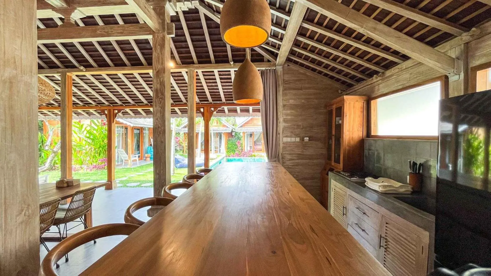 Kitchen or kitchenette in Villa Du Bah - Cozy Tropical 3BR Villa 12min To Beach