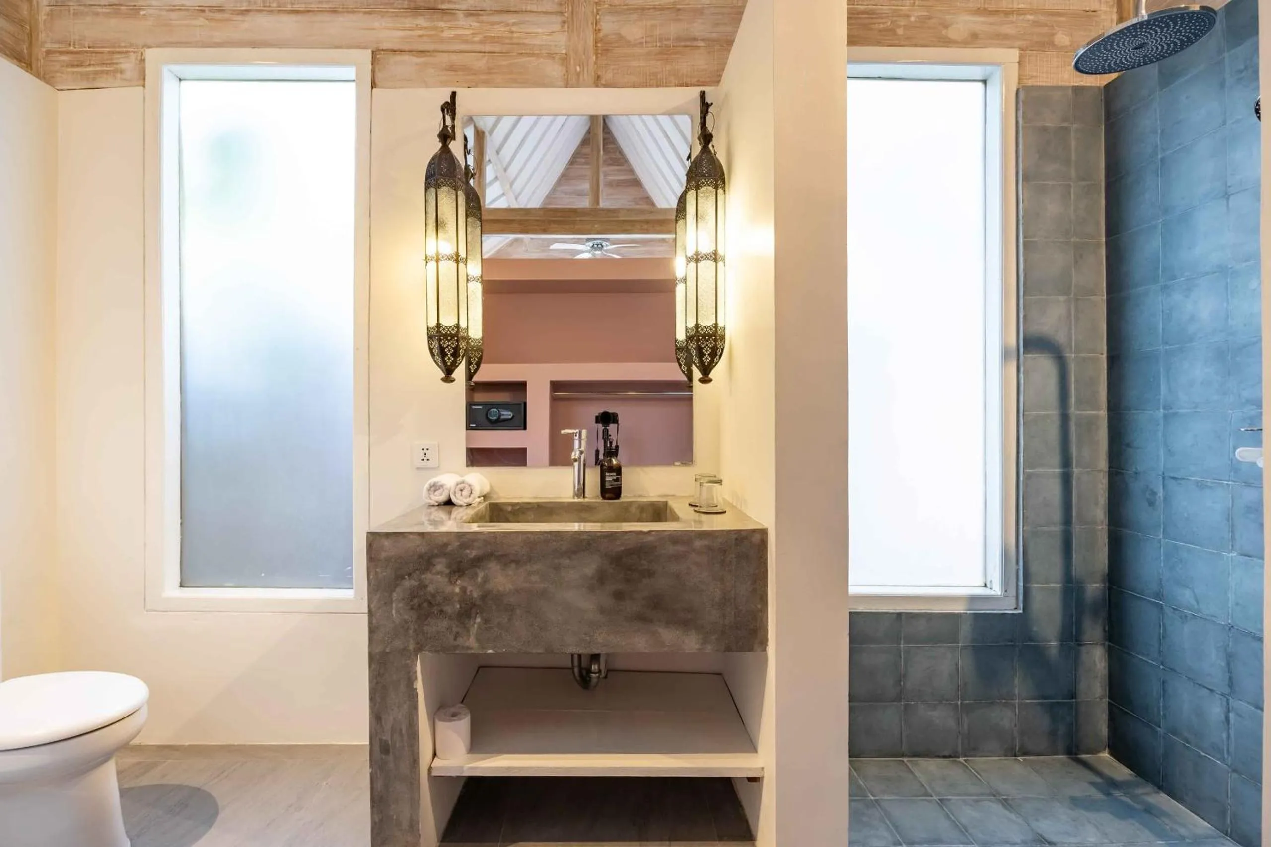 Shower in Villa Du Bah - Cozy Tropical 3BR Villa 12min To Beach