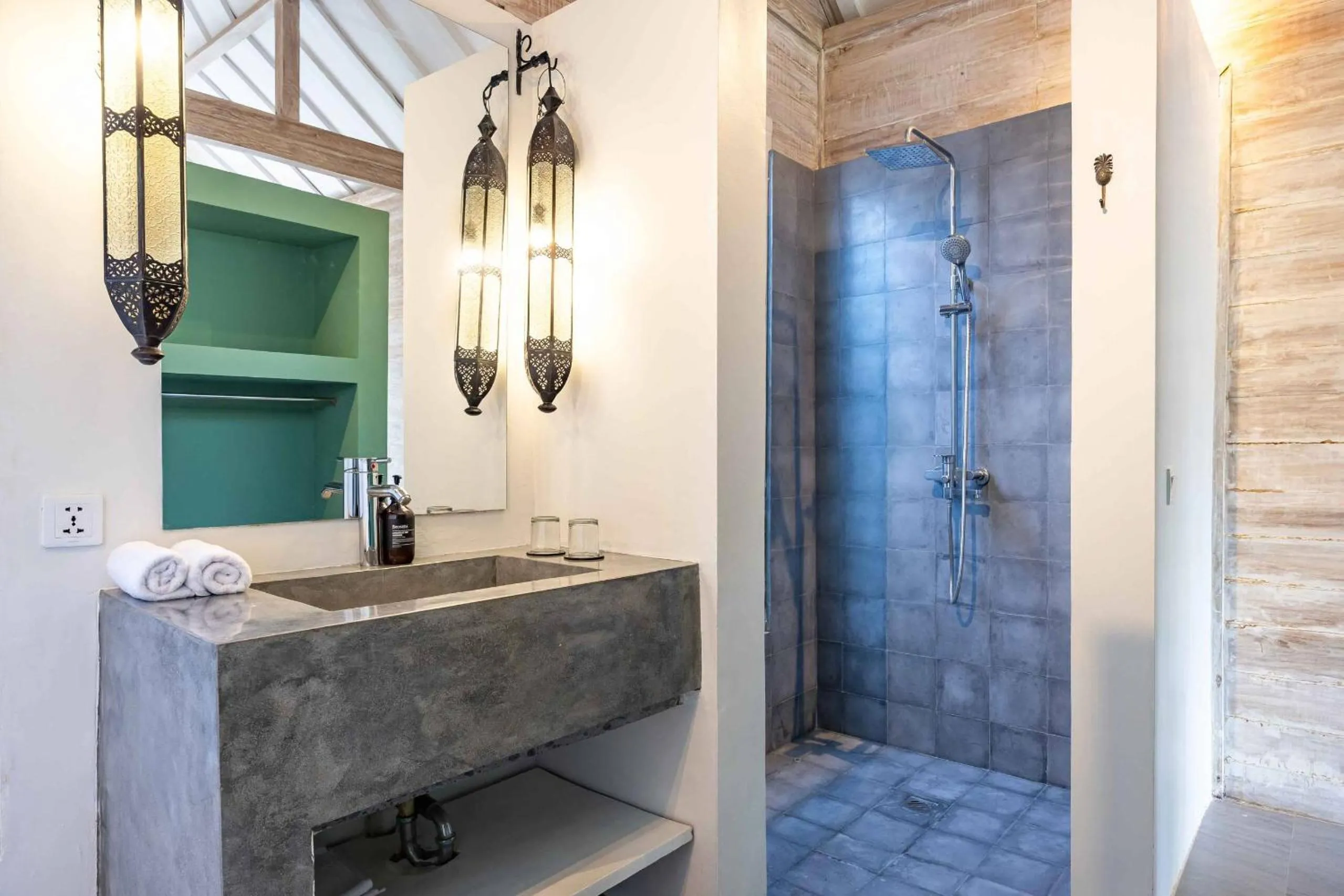 Shower in Villa Du Bah - Cozy Tropical 3BR Villa 12min To Beach