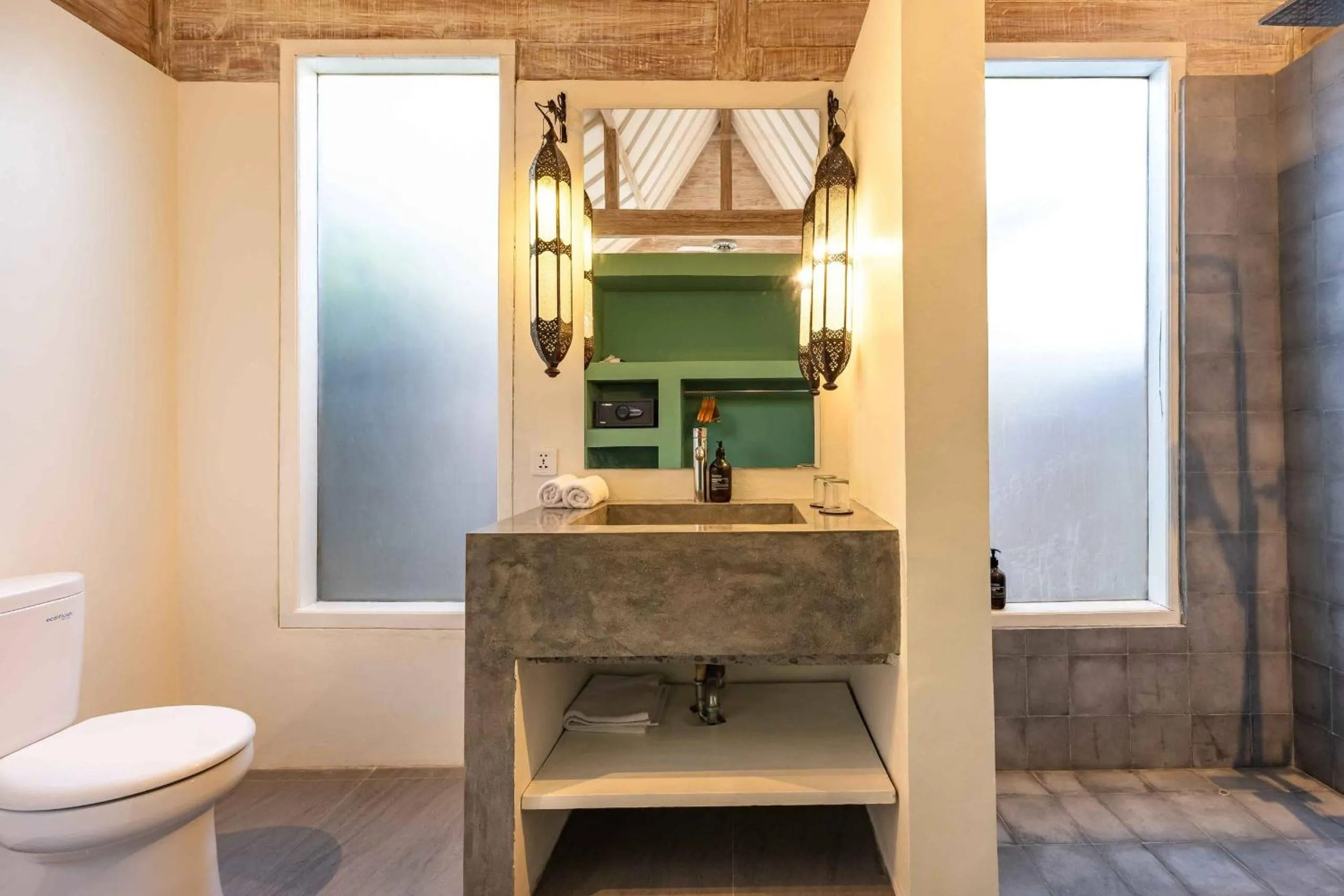 Toilet in Villa Du Bah - Cozy Tropical 3BR Villa 12min To Beach