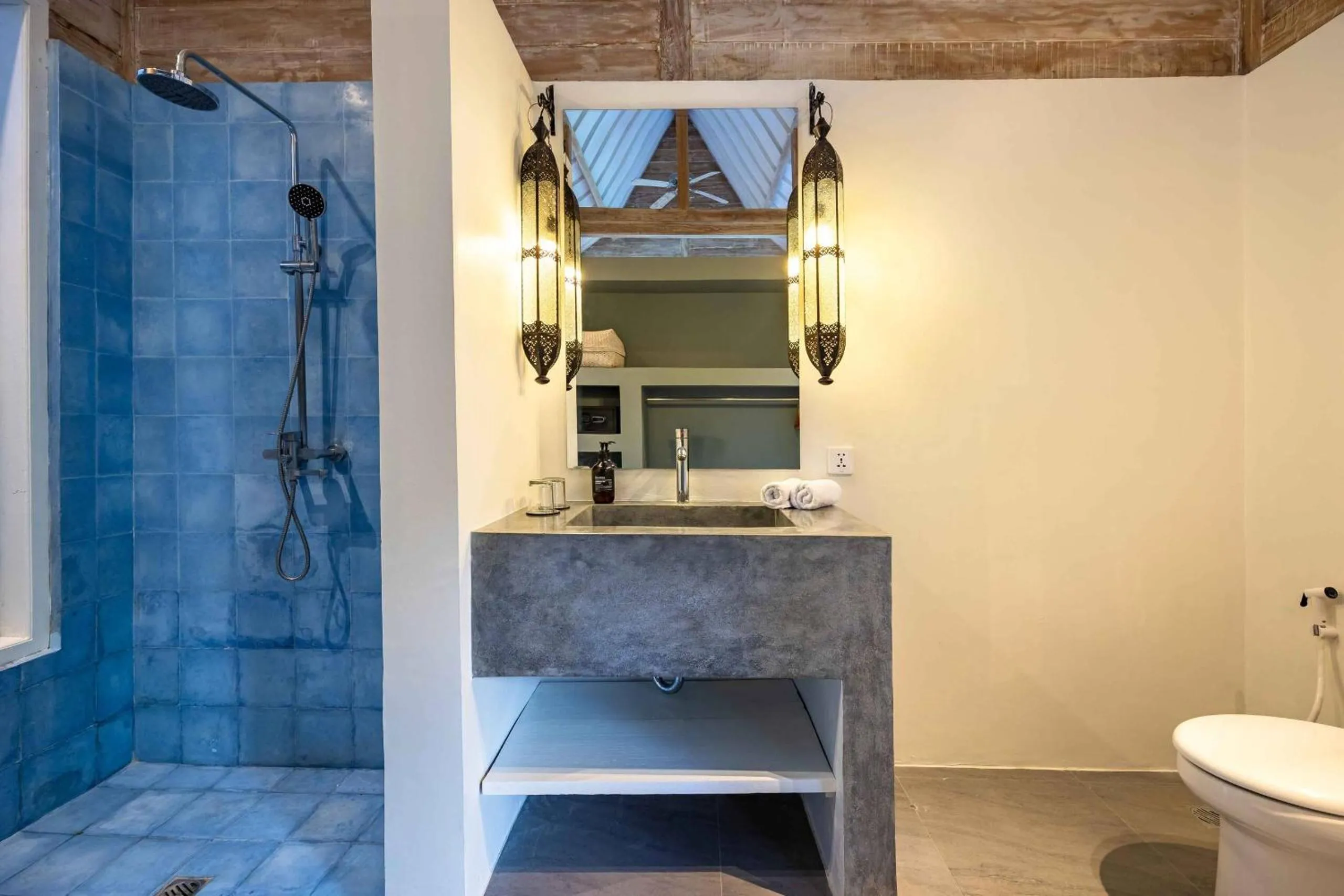 Toilet in Villa Du Bah - Cozy Tropical 3BR Villa 12min To Beach