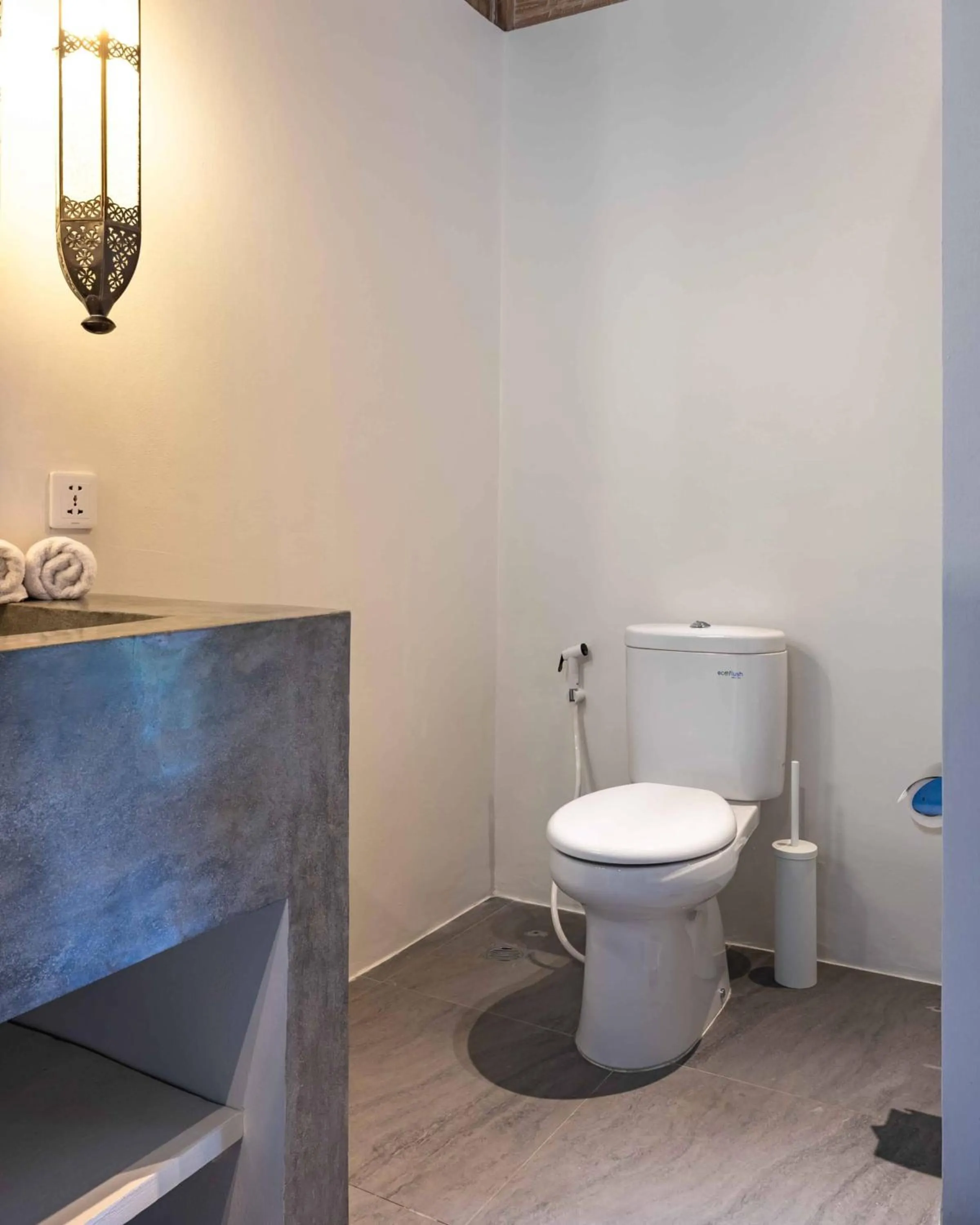 Toilet in Villa Du Bah - Cozy Tropical 3BR Villa 12min To Beach