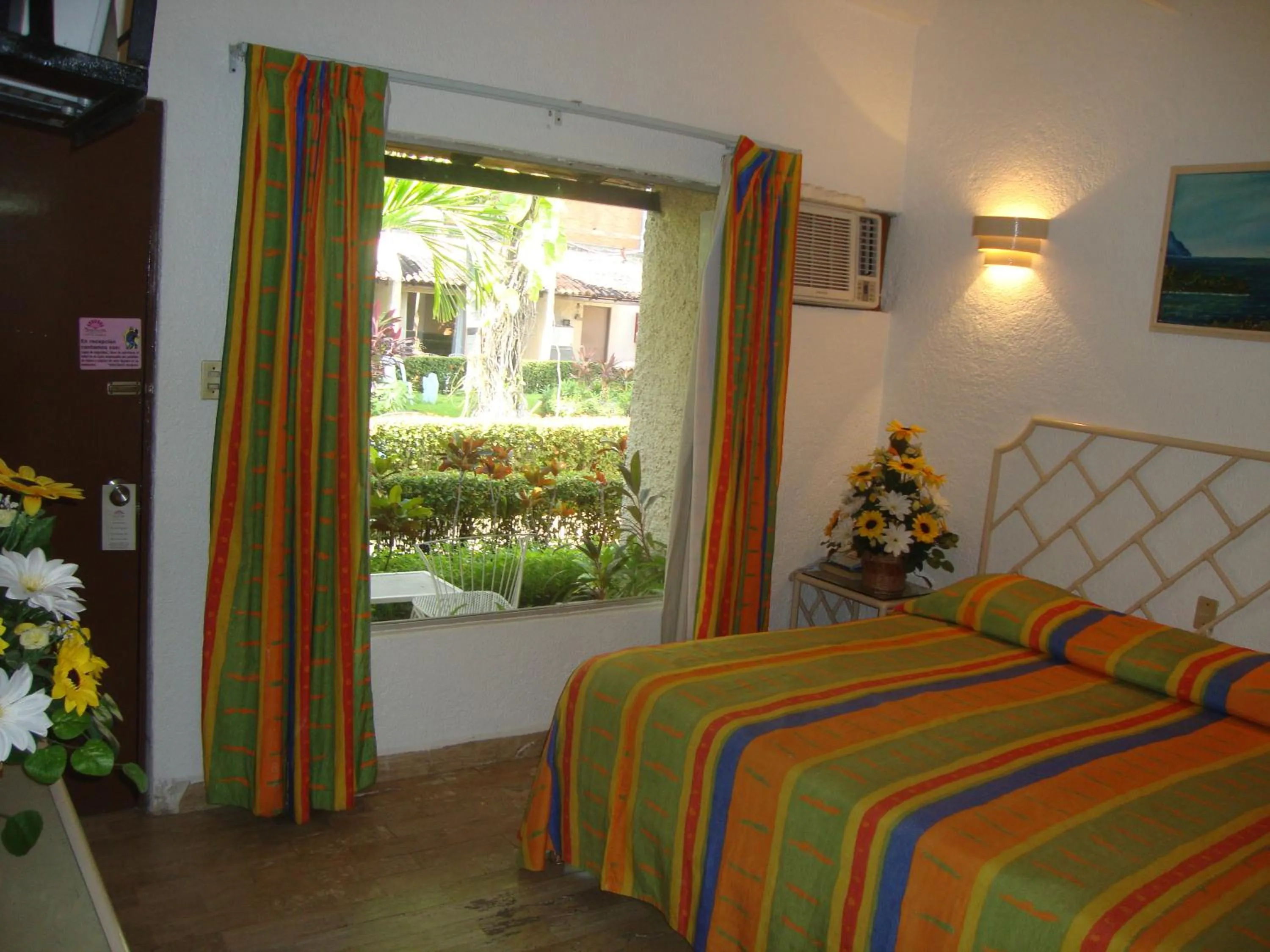 Bed in Sands Acapulco Hotel & Bungalows