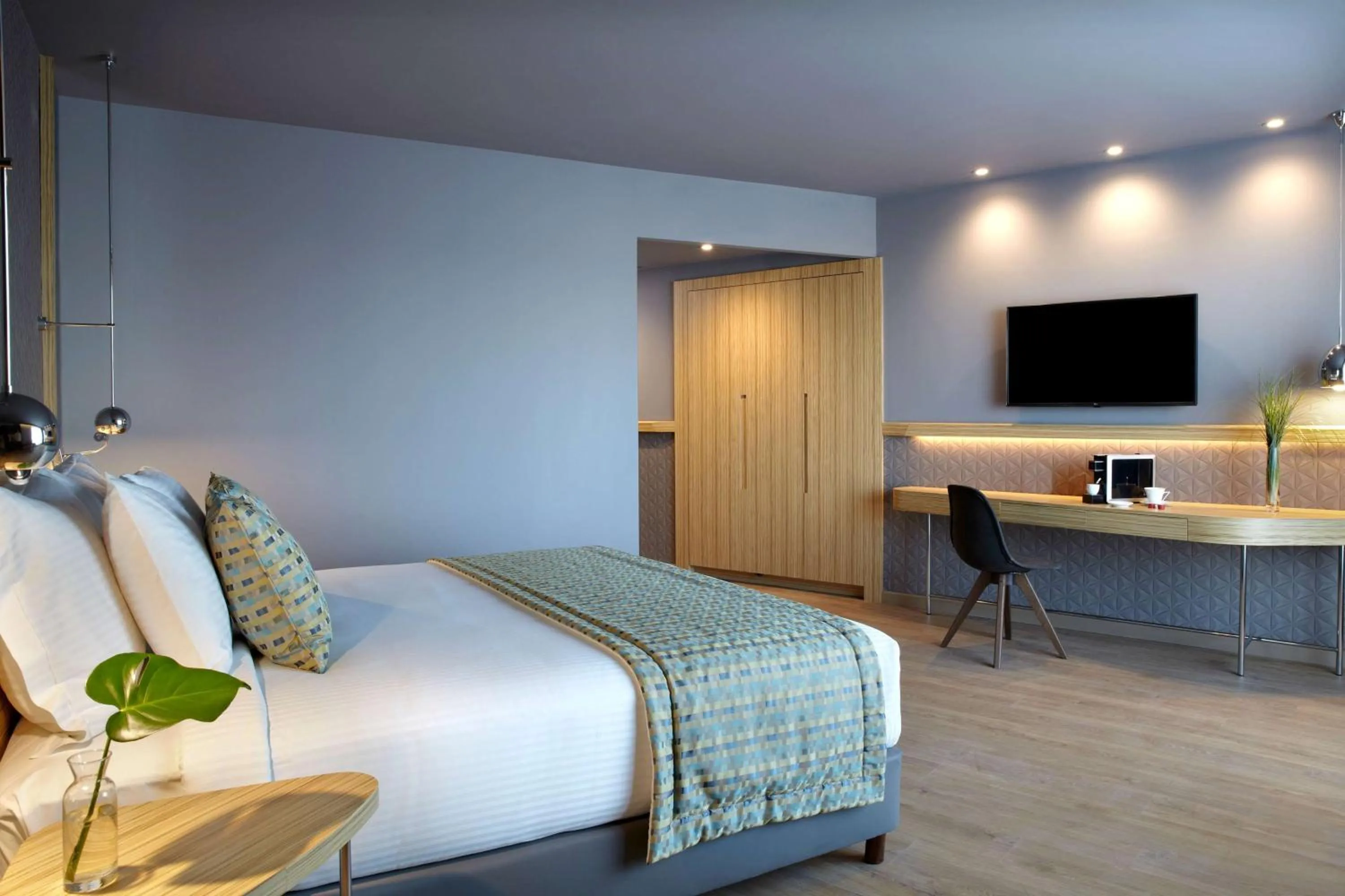 Photo of the whole room, Bed in Zeus Wyndham Grand Athens